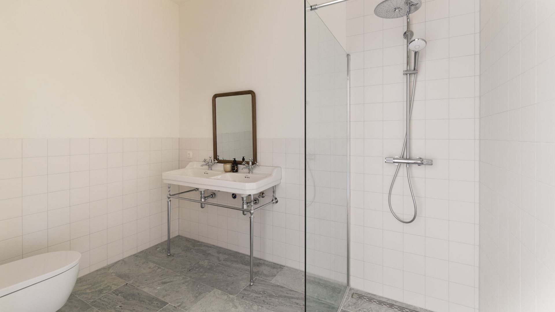 Sander Schimmelpenninck zet nog geen anderhalf jaar na aankoop zijn luxe appartement alweer in de verkoop! Zie foto's 8