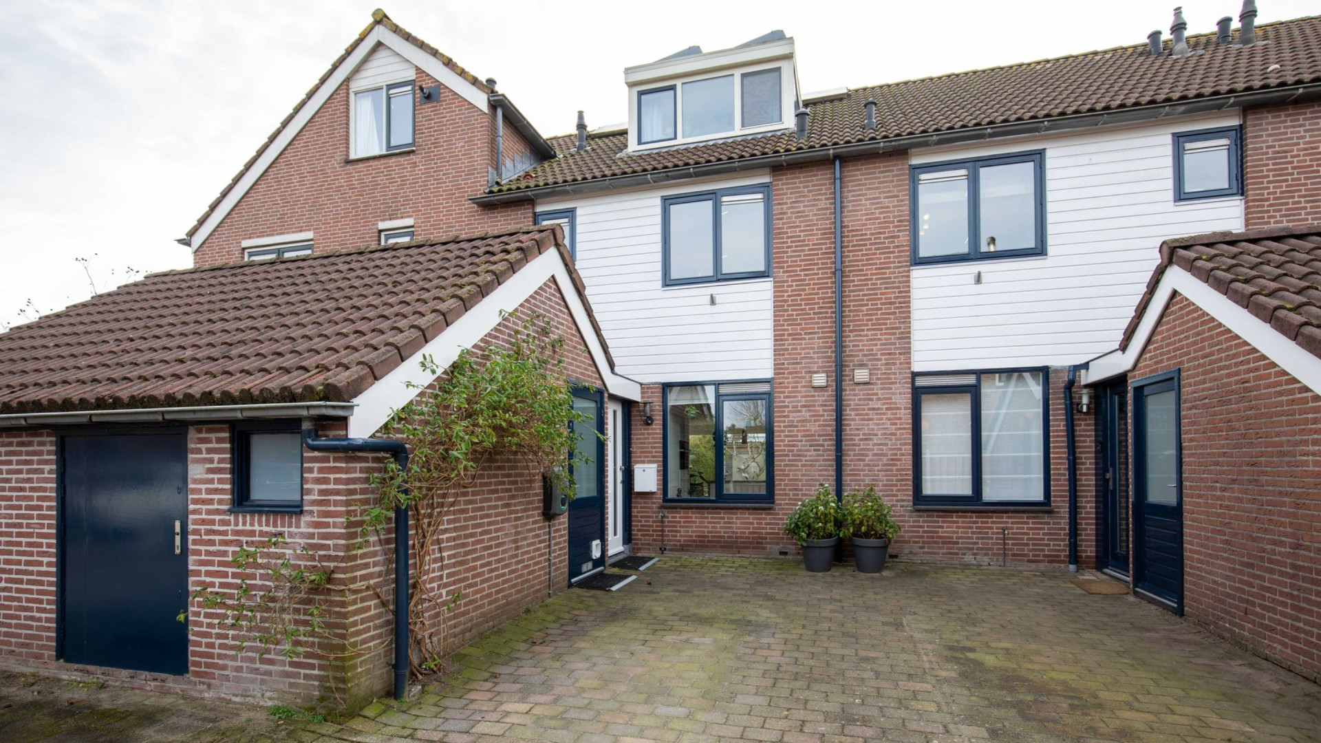 Sammie, zoon van Monique van de Ven, koopt met tonnen euro's eigen geld deze woning. Zie foto''s 2