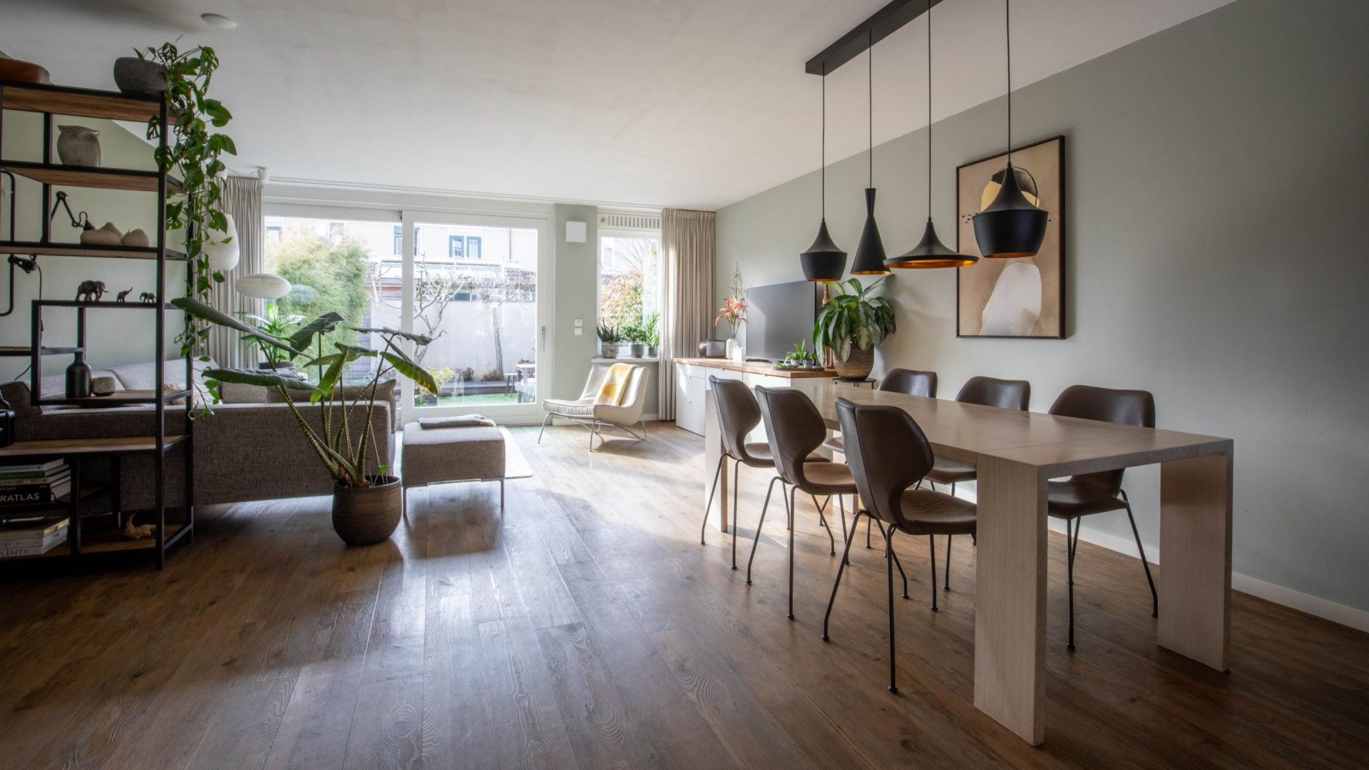 Sammie, zoon van Monique van de Ven, koopt met tonnen euro's eigen geld deze woning. Zie foto''s 3