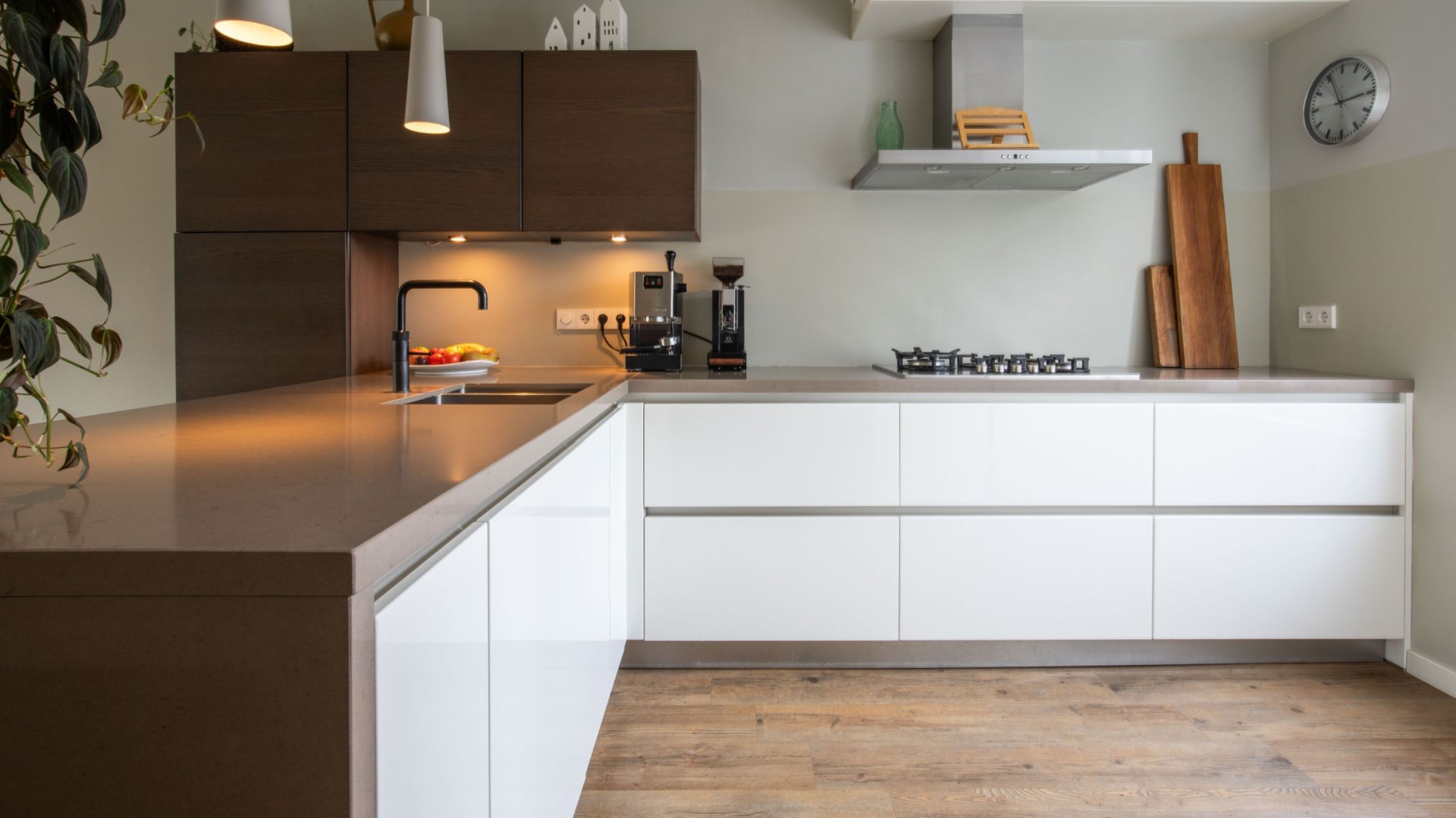 Sammie, zoon van Monique van de Ven, koopt met tonnen euro's eigen geld deze woning. Zie foto''s 4