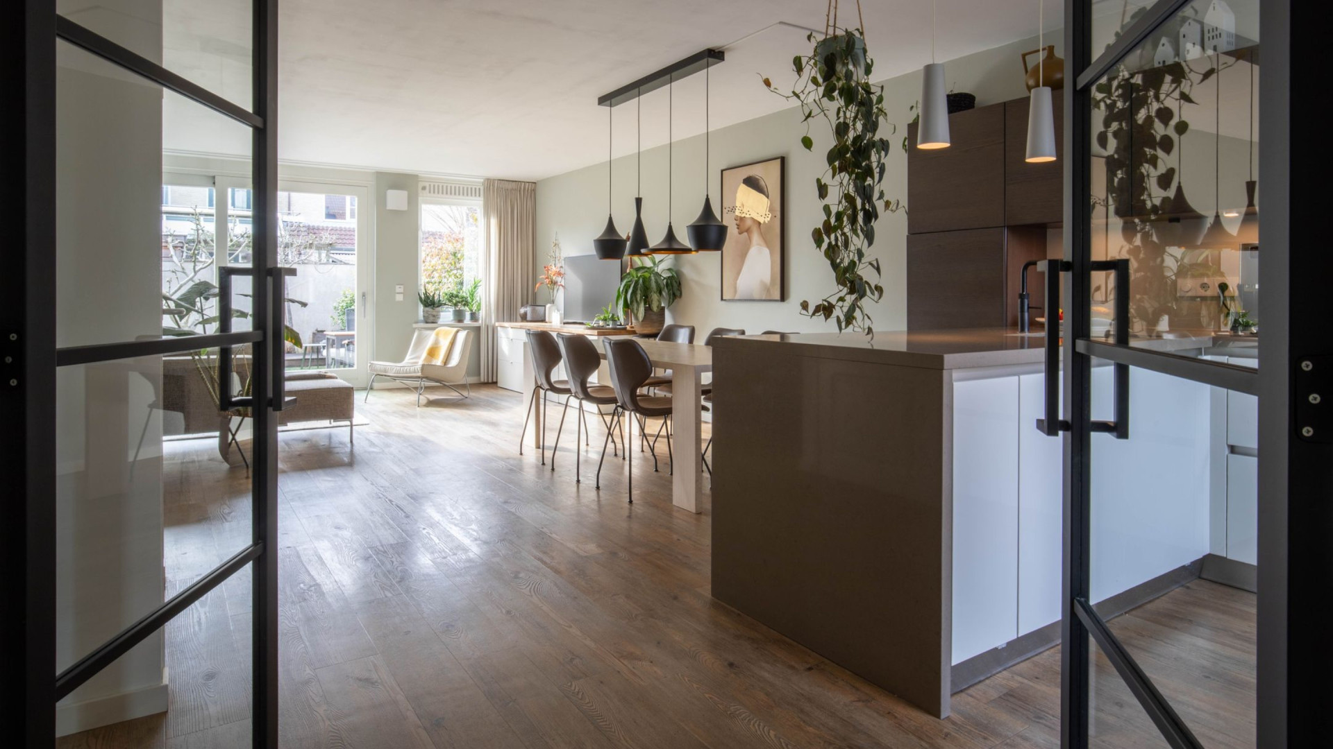 Sammie, zoon van Monique van de Ven, koopt met tonnen euro's eigen geld deze woning. Zie foto''s 5