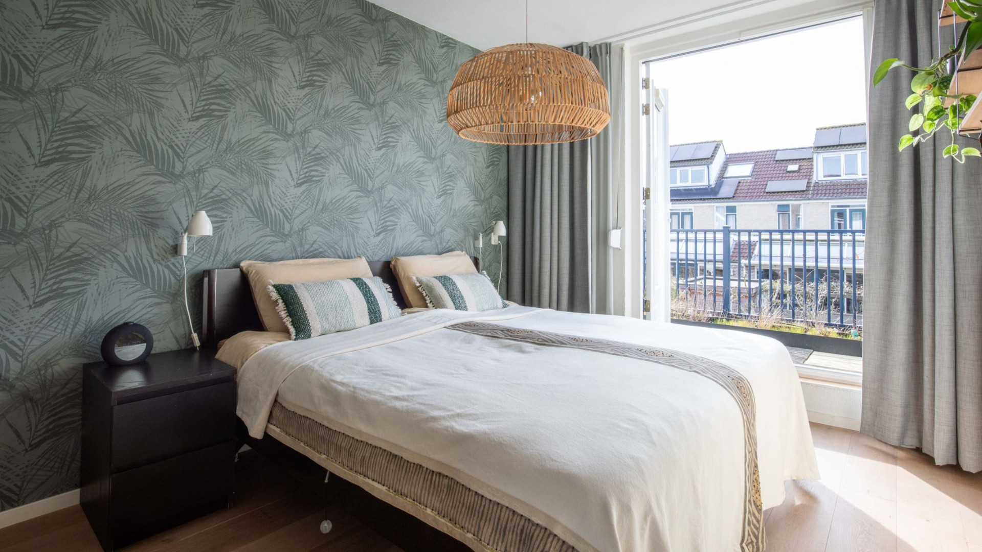 Sammie, zoon van Monique van de Ven, koopt met tonnen euro's eigen geld deze woning. Zie foto''s 6