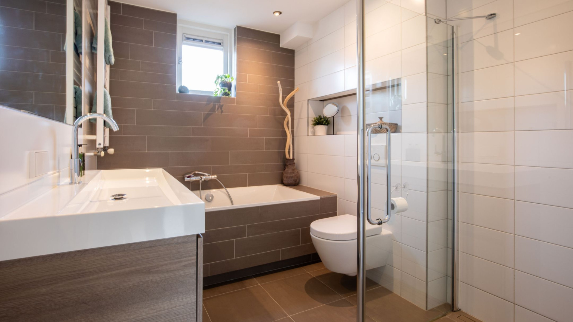 Sammie, zoon van Monique van de Ven, koopt met tonnen euro's eigen geld deze woning. Zie foto''s 7