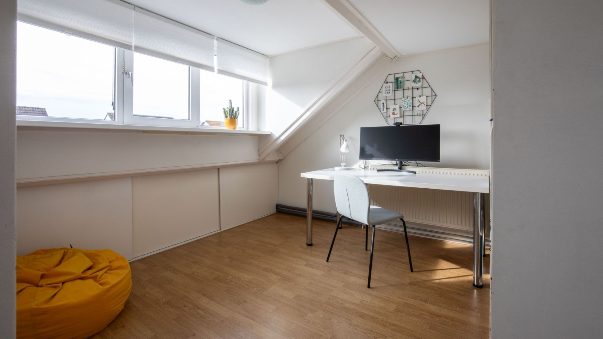 Sammie, zoon van Monique van de Ven, koopt met tonnen euro's eigen geld deze woning. Zie foto''s 8