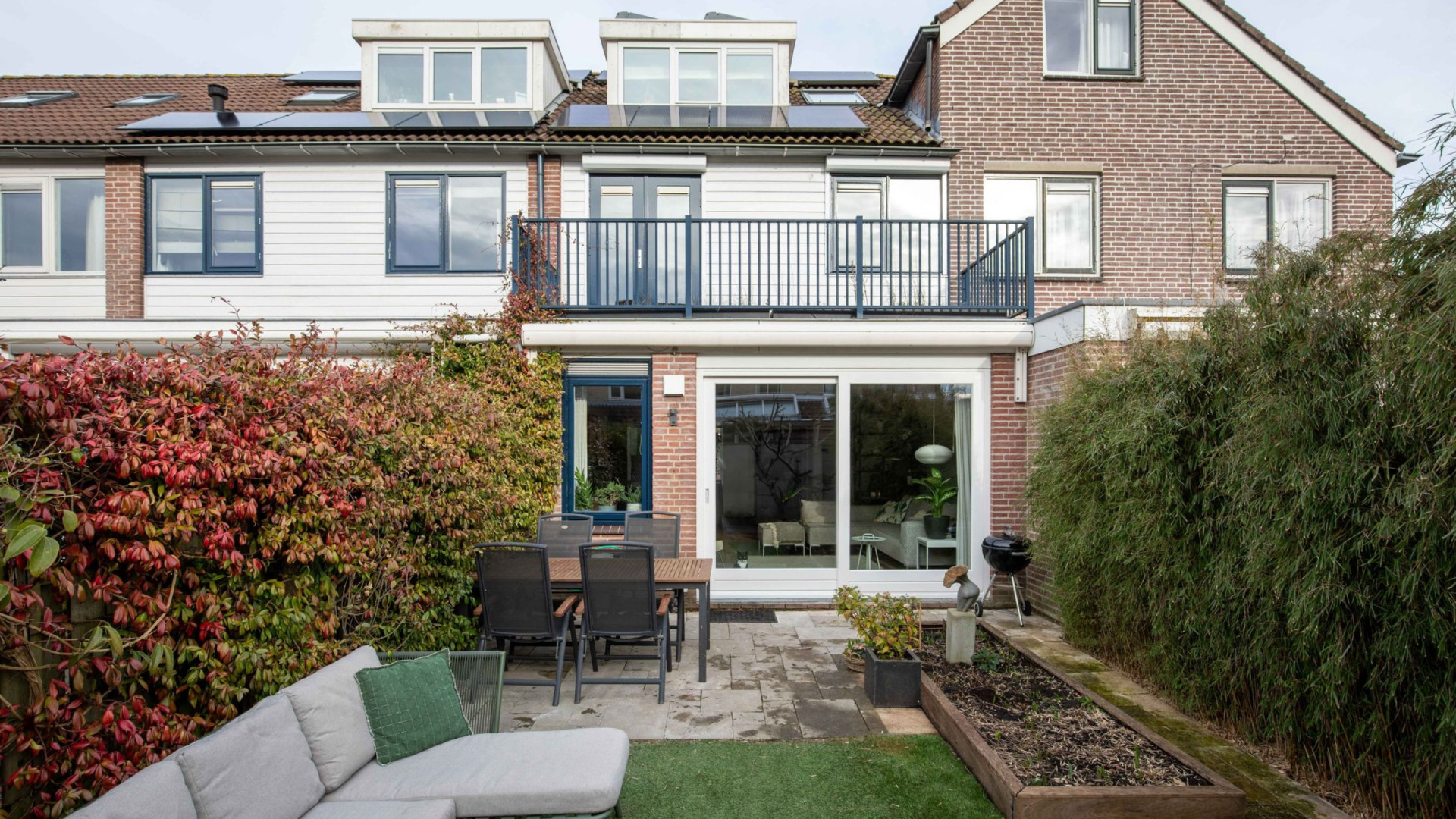 Sammie, zoon van Monique van de Ven, koopt met tonnen euro's eigen geld deze woning. Zie foto''s 9