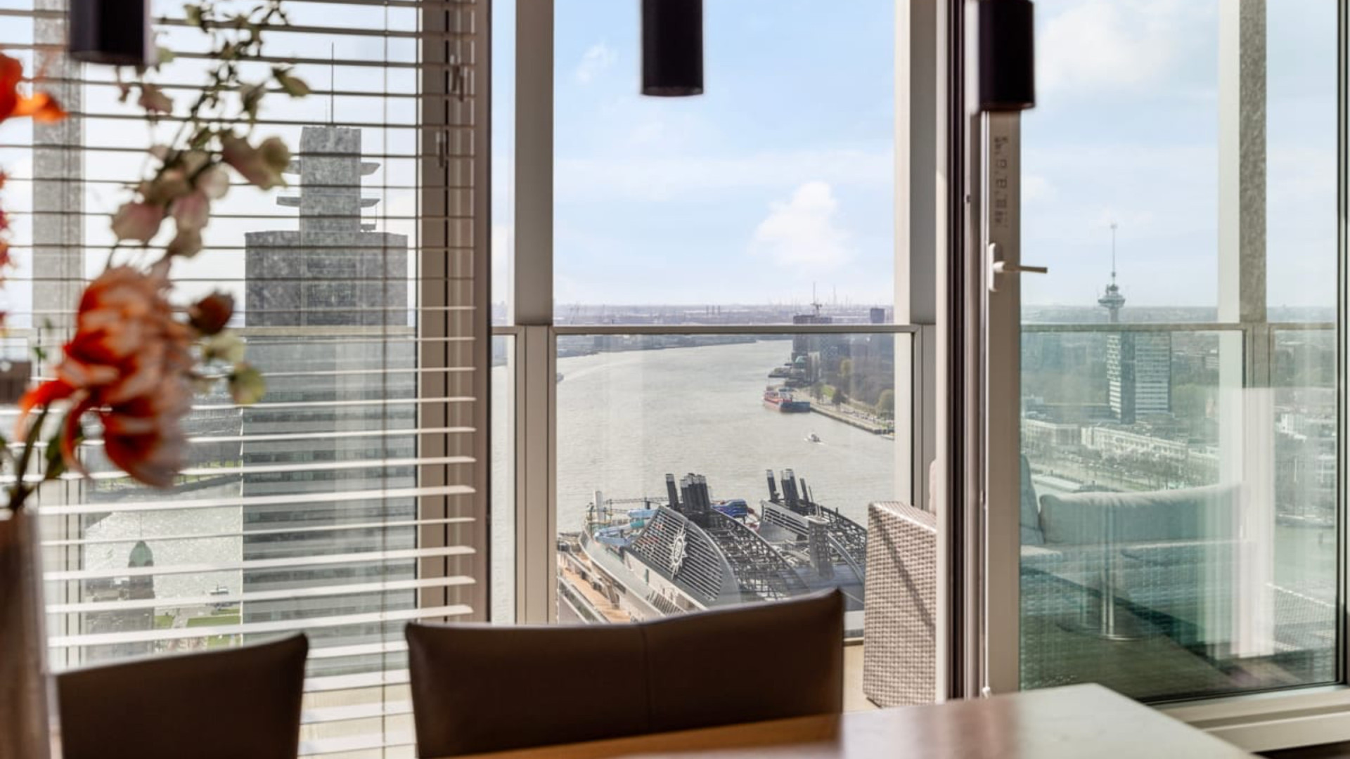 Ajax-speler Steven Berghuis zet zijn luxe appartement met skyline view te huur! Zie foto's 7