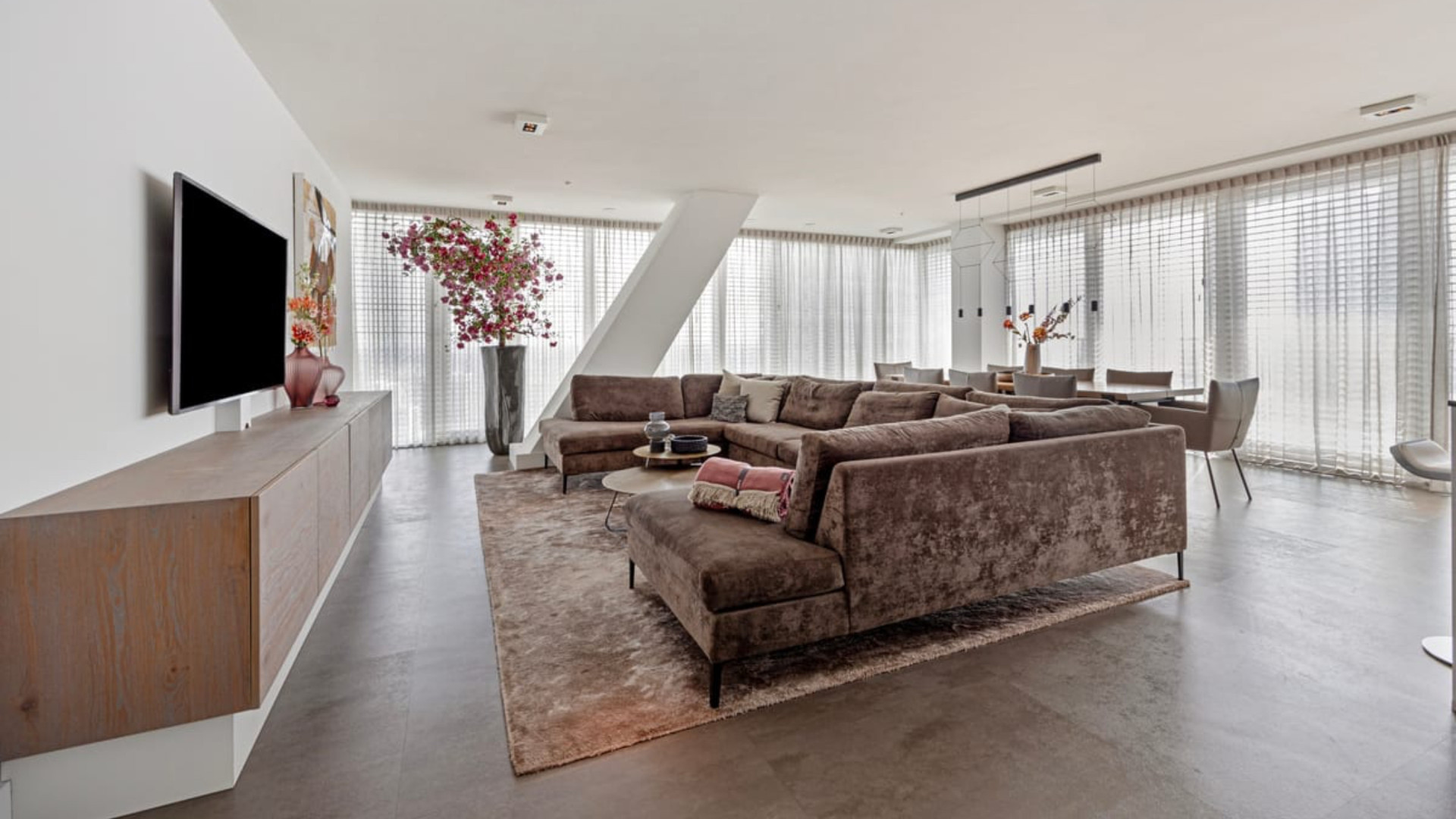 Ajax-speler Steven Berghuis zet zijn luxe appartement met skyline view te huur! Zie foto's 4