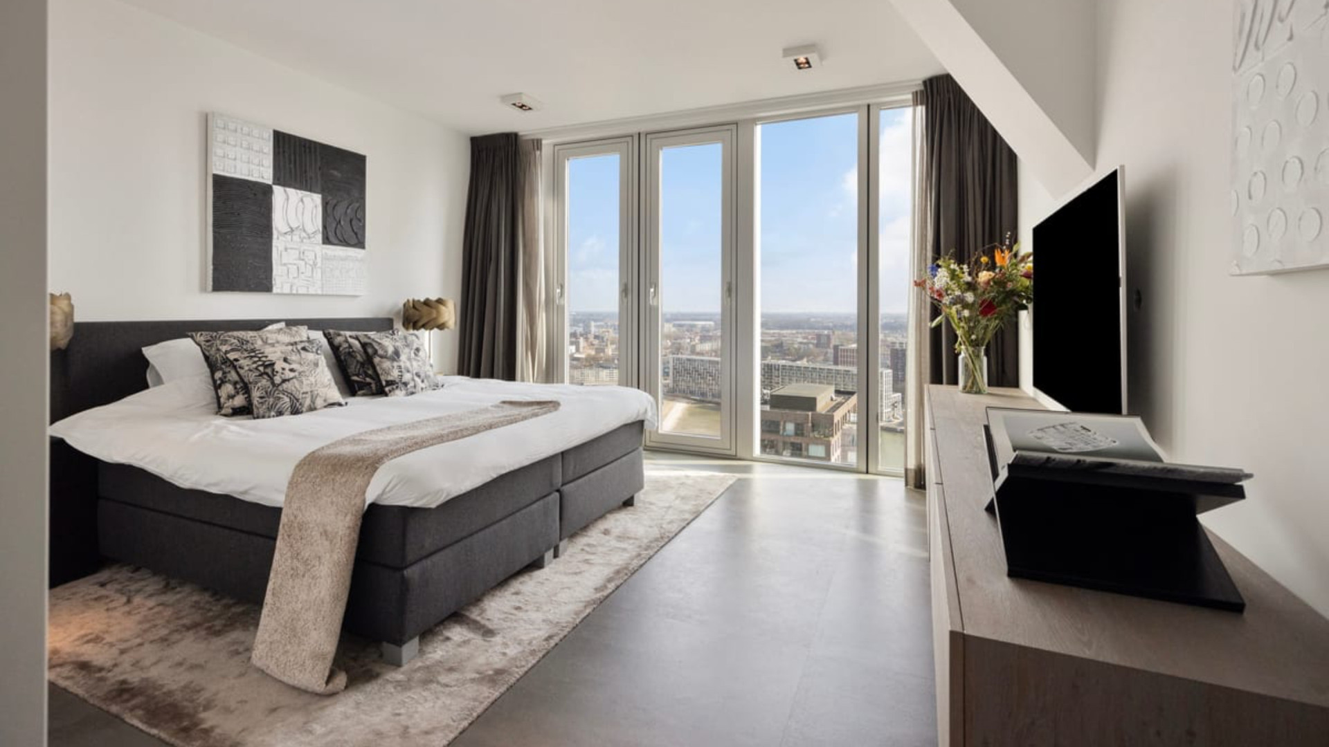 Ajax-speler Steven Berghuis zet zijn luxe appartement met skyline view te huur! Zie foto's 8