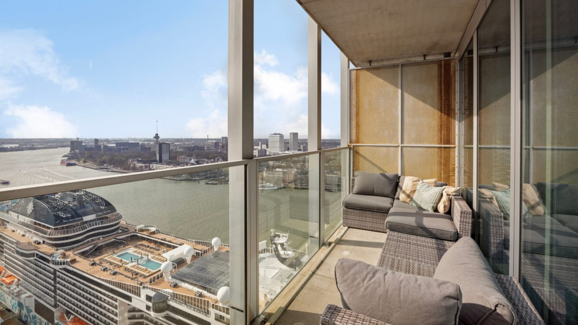 Ajax-speler Steven Berghuis zet zijn luxe appartement met skyline view te huur! Zie foto's 11