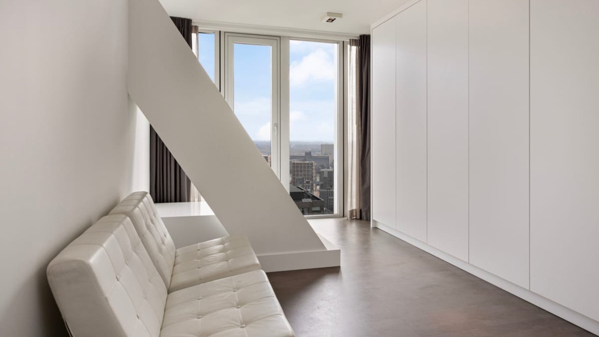 Ajax-speler Steven Berghuis zet zijn luxe appartement met skyline view te huur! Zie foto's 10