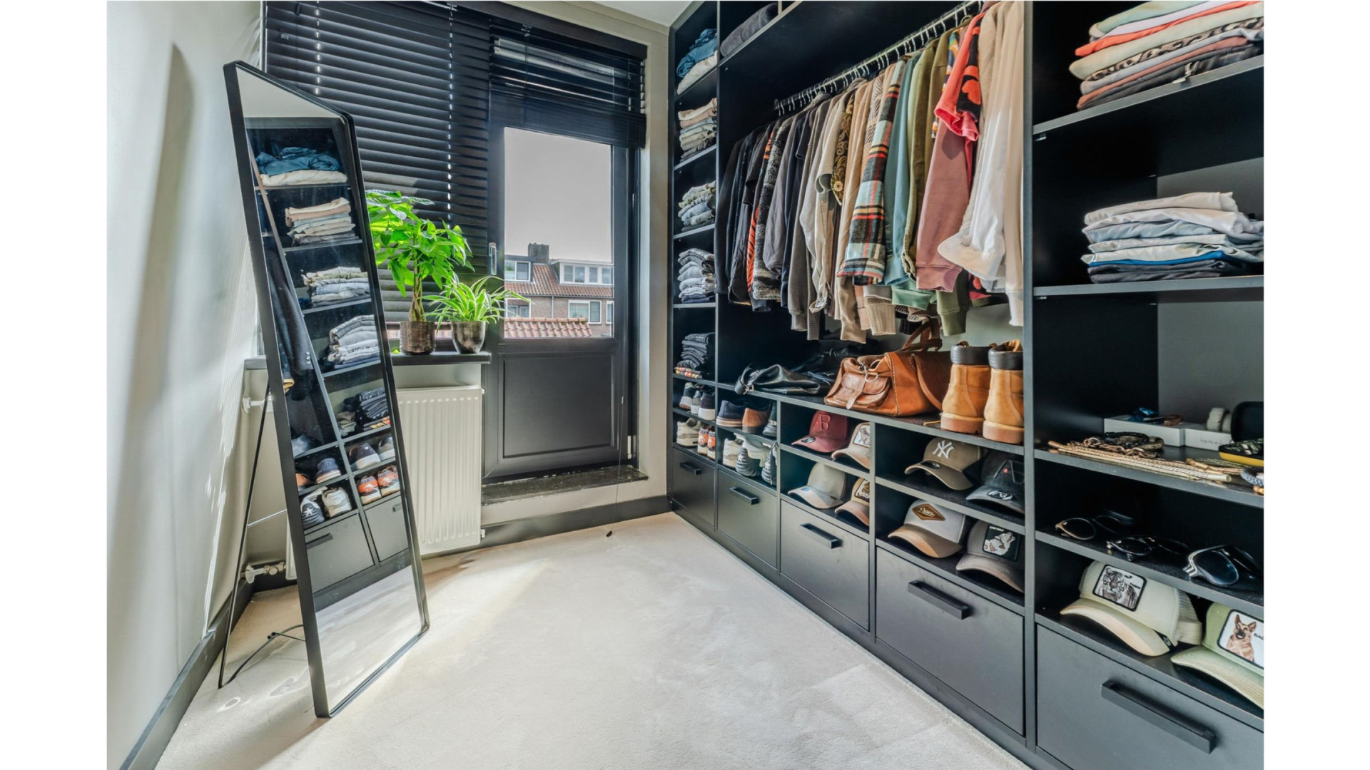 Te Koop: Deze ex B&B Vol Liefde deelnemer keert Nederland de rug toe. Zie foto's 8