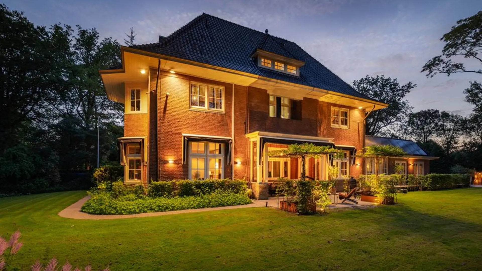 Chazia Mourali koopt voor miljoenen in het Gooi deze villa met binnenzwembad! Zie foto's 2