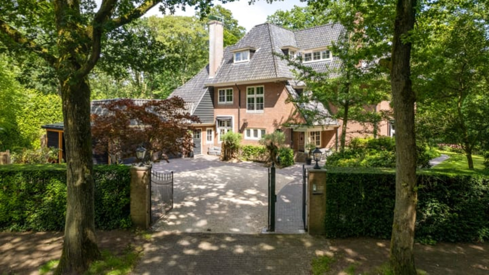 Chazia Mourali koopt voor miljoenen in het Gooi deze villa met binnenzwembad! Zie foto's 3