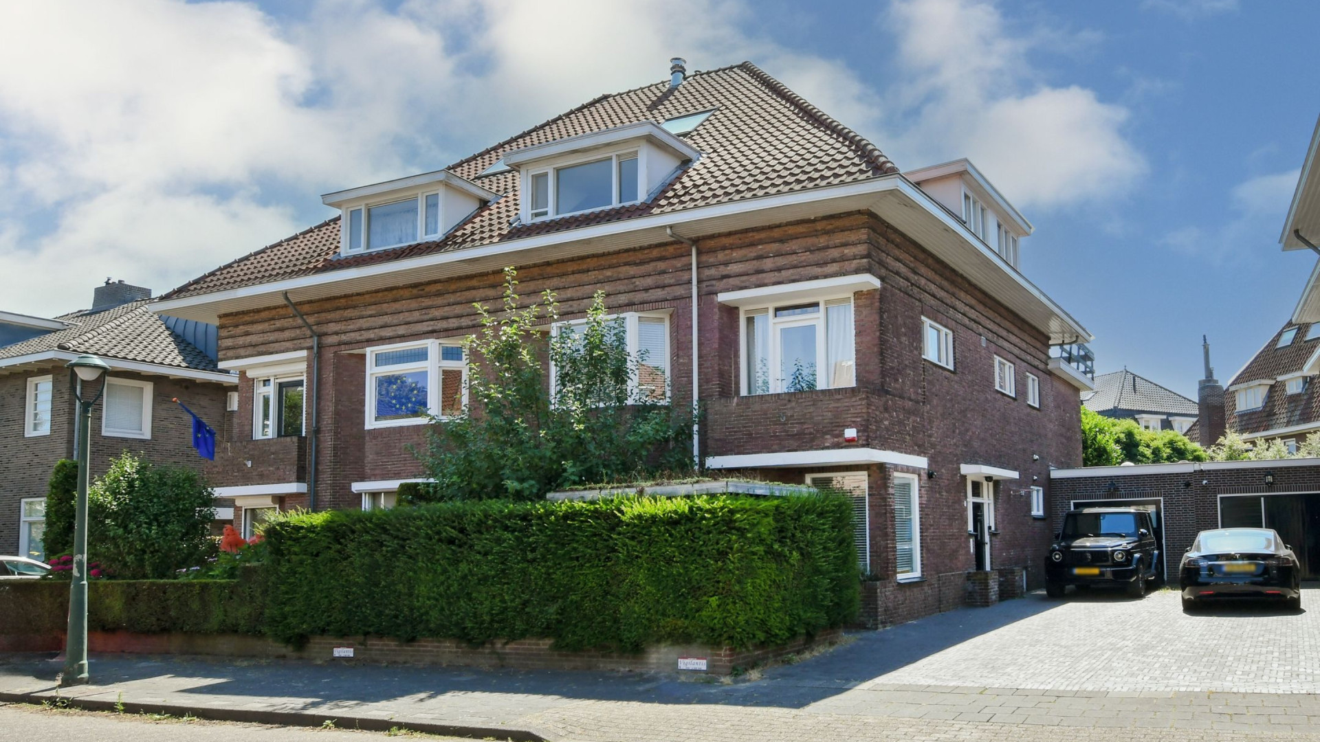 PSV voetballer Rick Karsdorp zet half jaar na aankoop zijn luxe villa weer in de verkoop. Zie foto's 2