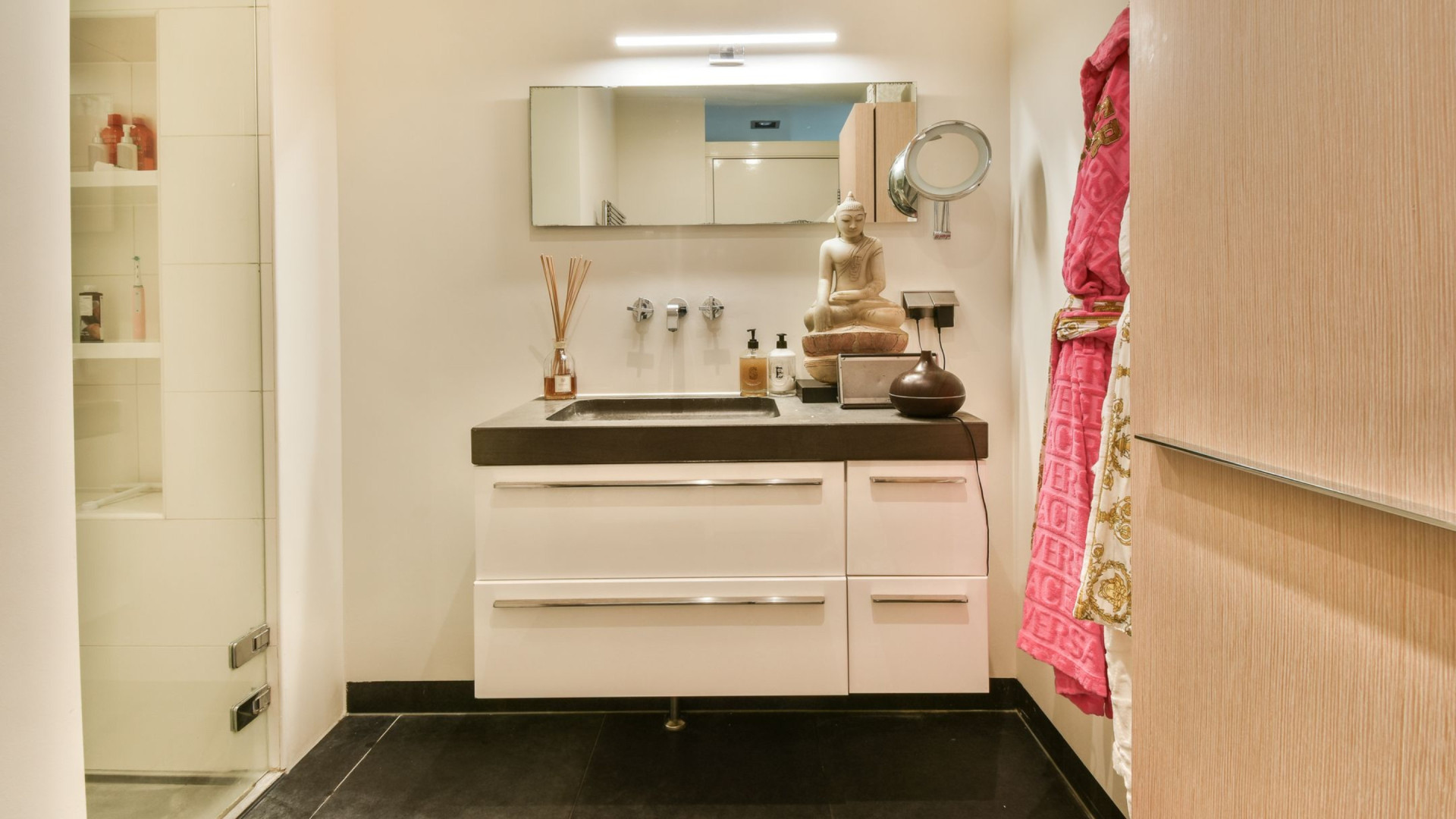 Marvin, zoon van Connie Breukhoven, zet zijn luxe appartement te koop. Zie foto’s 8