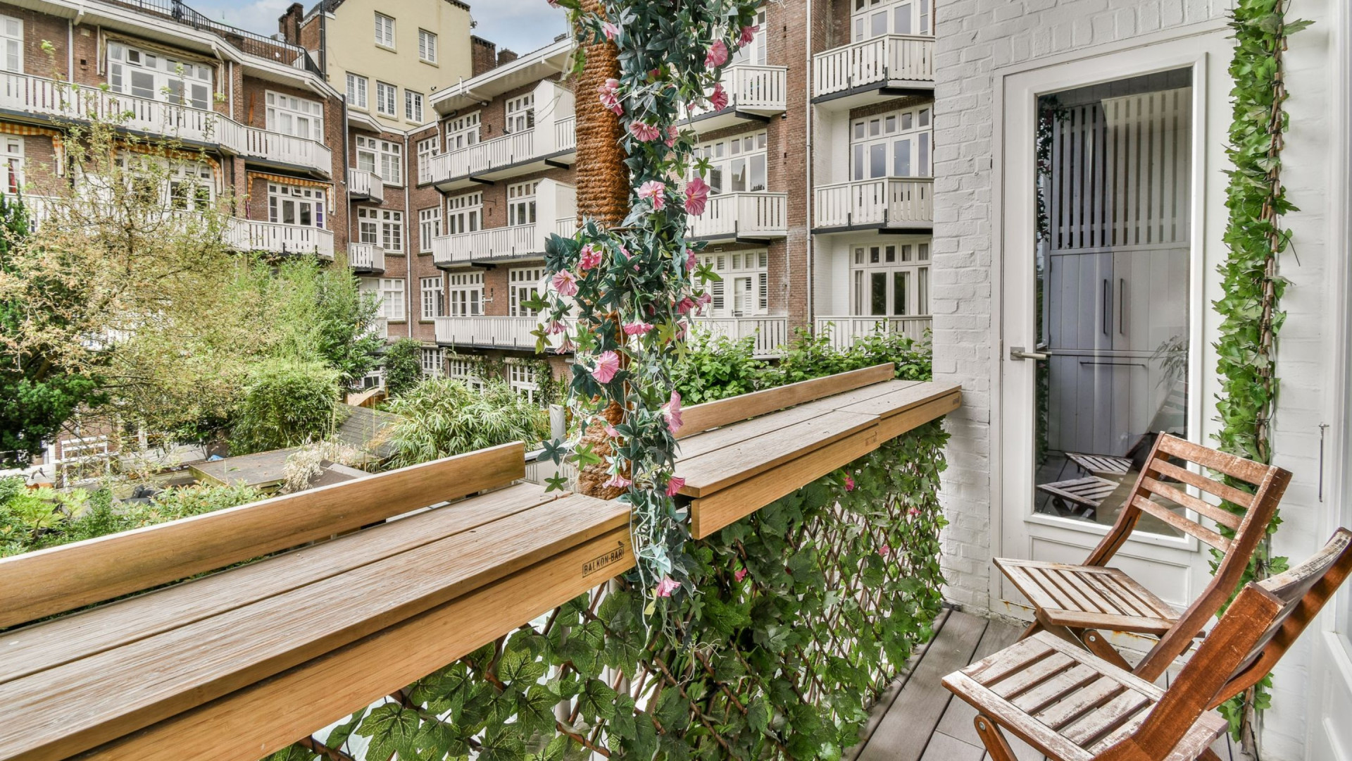 Marvin, zoon van Connie Breukhoven, zet zijn luxe appartement te koop. Zie foto’s 10