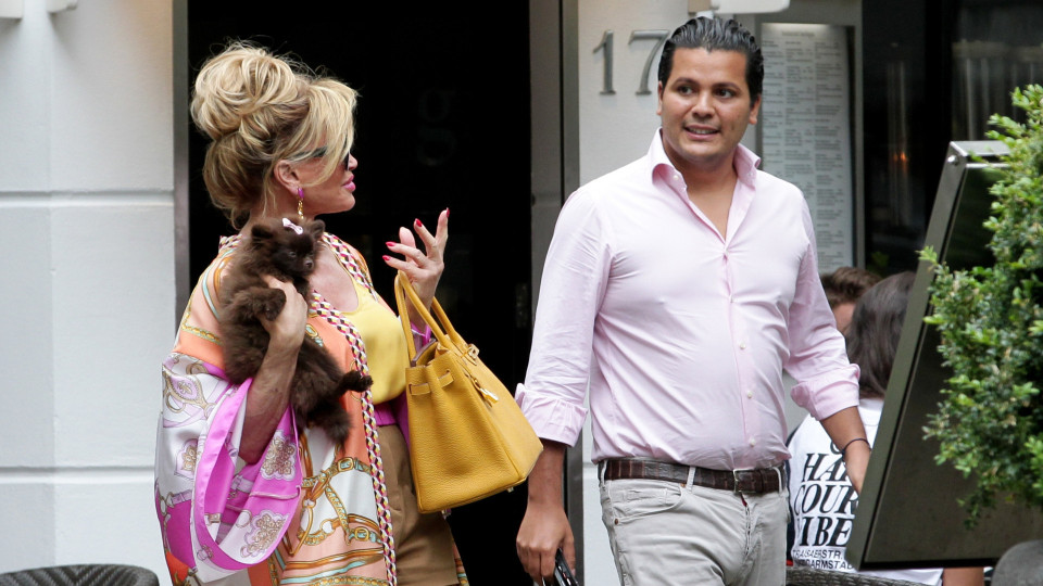 Marvin, zoon van Connie Breukhoven, zet zijn luxe appartement te koop. Zie foto’s
