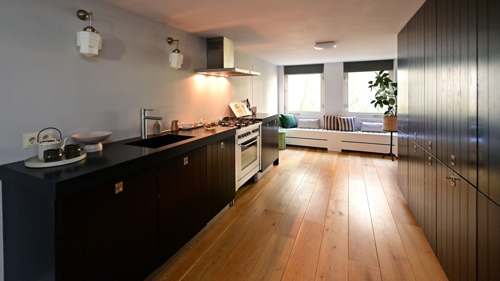 Kijkcijferdeskundige Tina Nijkamp verkoopt haar onrendabele grachtenappartement. Zie foto's 6