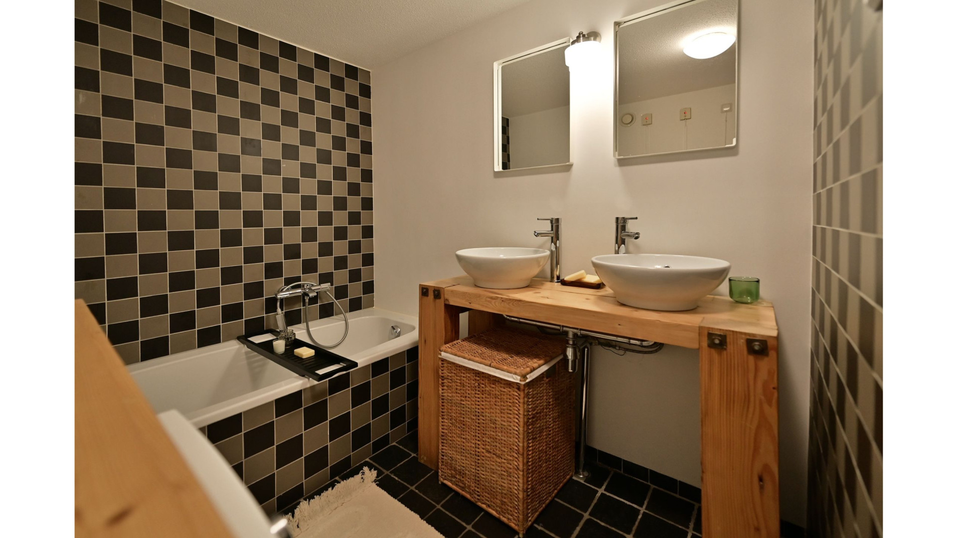 Kijkcijferdeskundige Tina Nijkamp verkoopt haar onrendabele grachtenappartement. Zie foto's 8