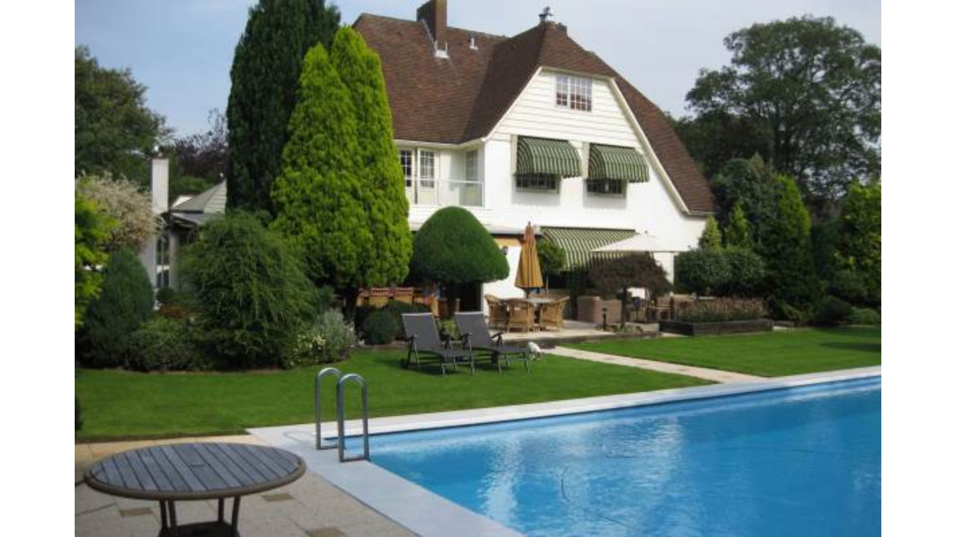 In deze Wassenaarse villa verwerkt Demy de Zeeuw het faillissement van zijn bedrijf BALR. Zie foto's 2