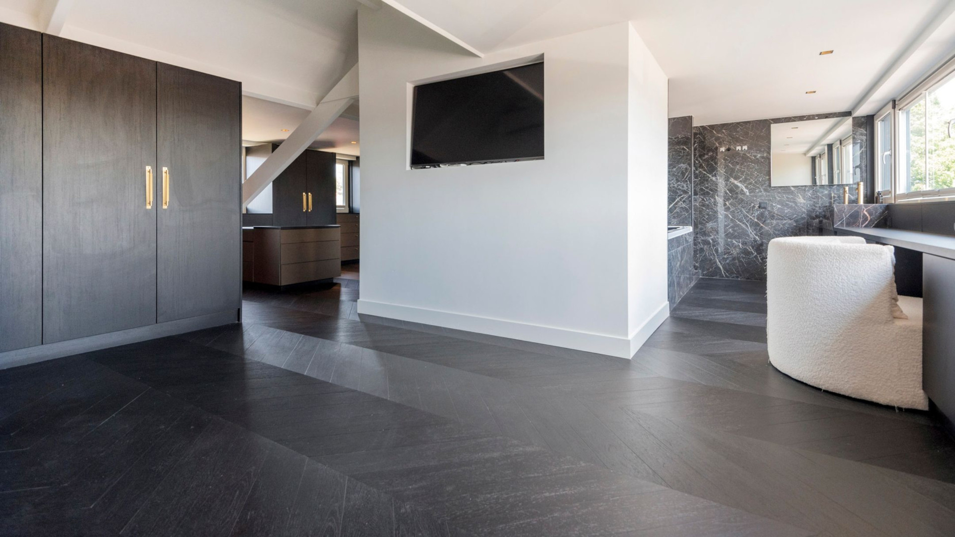 Jade Anna van Vliet zet haar luxe appartement te koop. Zie foto's 8