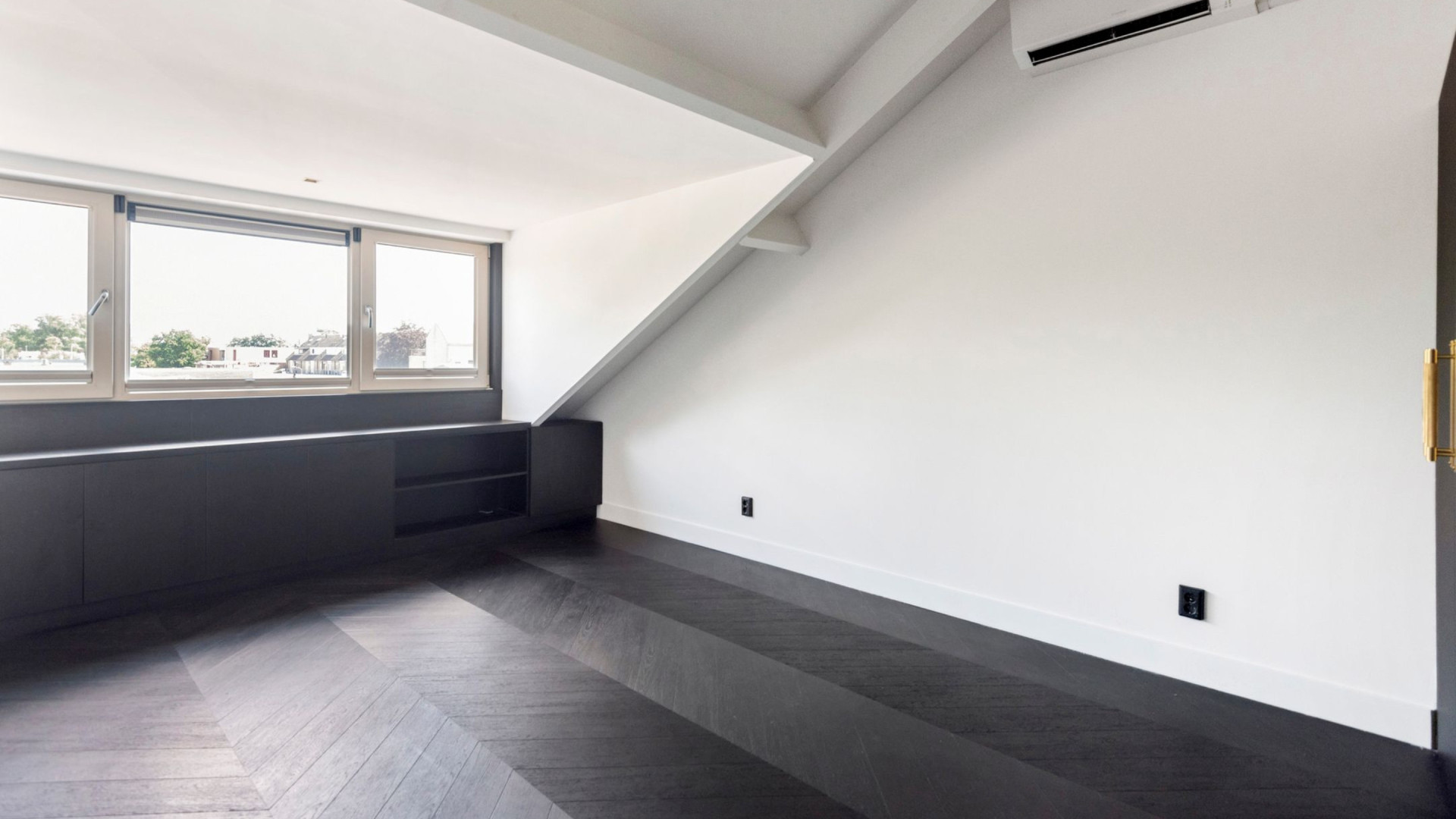 Jade Anna van Vliet zet haar luxe appartement te koop. Zie foto's 9