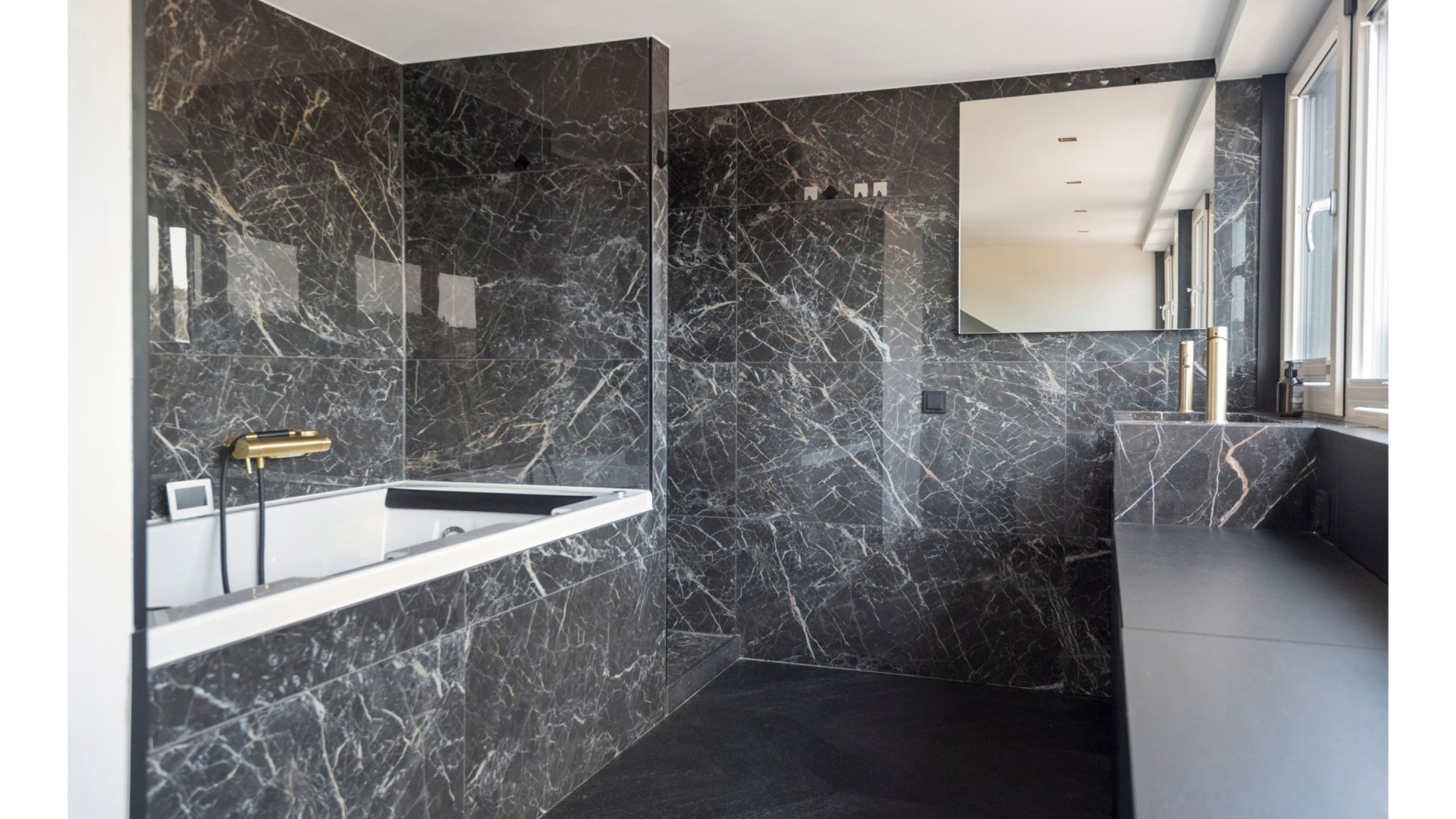 Jade Anna van Vliet zet haar luxe appartement te koop. Zie foto's 10