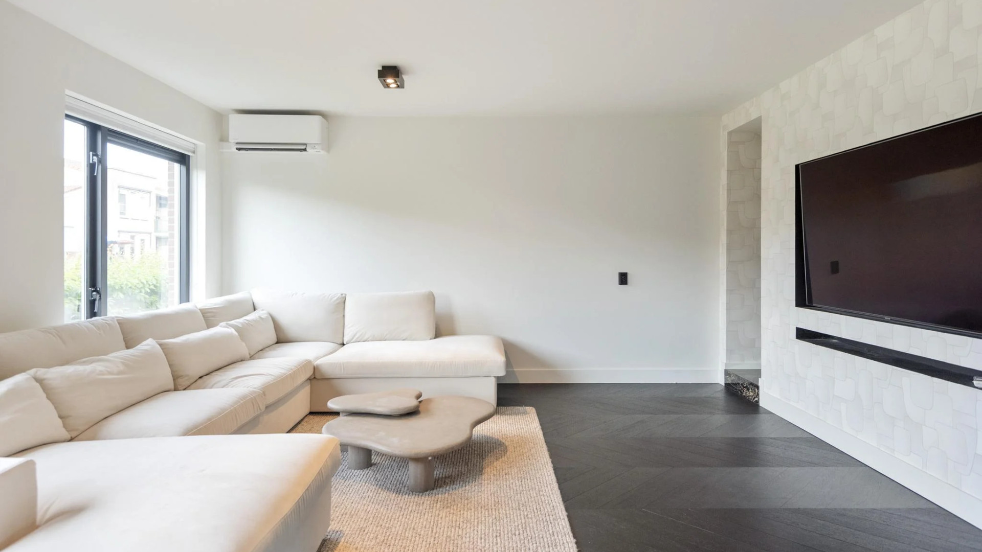 Jade Anna van Vliet zet haar luxe appartement te koop. Zie foto's 3