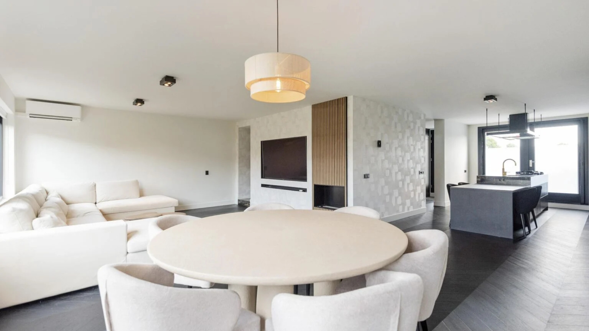 Jade Anna van Vliet zet haar luxe appartement te koop. Zie foto's 4