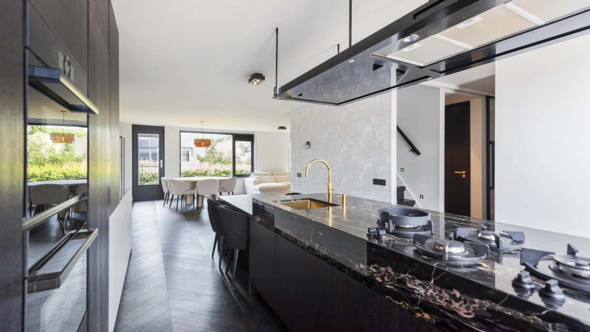 Jade Anna van Vliet zet haar luxe appartement te koop. Zie foto's 6