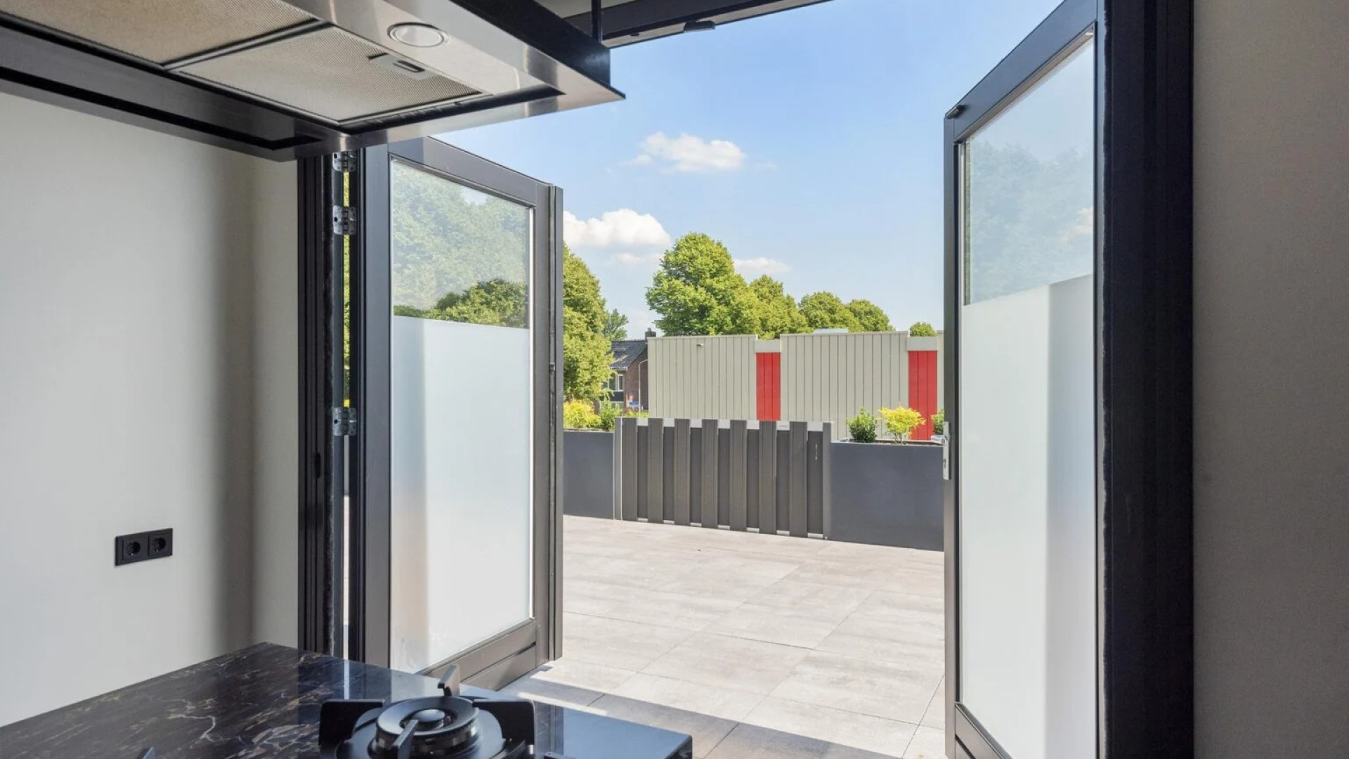 Jade Anna van Vliet zet haar luxe appartement te koop. Zie foto's 9