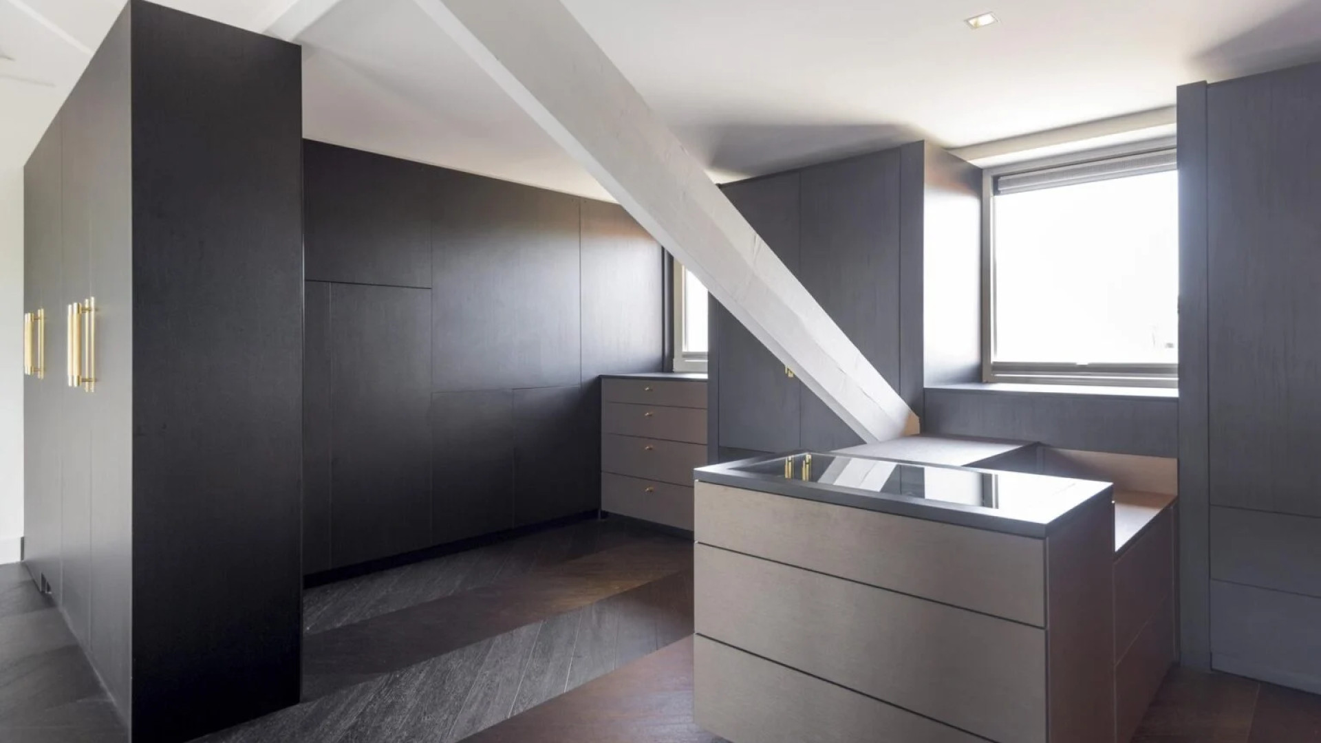 Jade Anna van Vliet zet haar luxe appartement te koop. Zie foto's 10