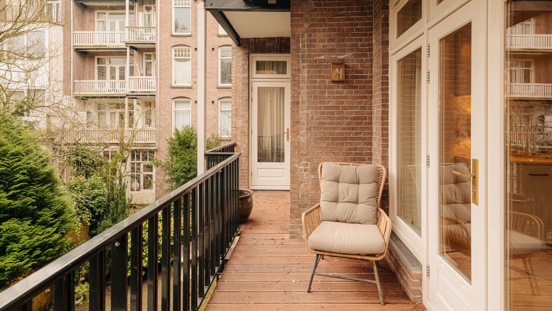 Patrick Kluivert verkoopt zijn Amsterdamse appartement met tonnen euro’s winst. Zie foto’s 9