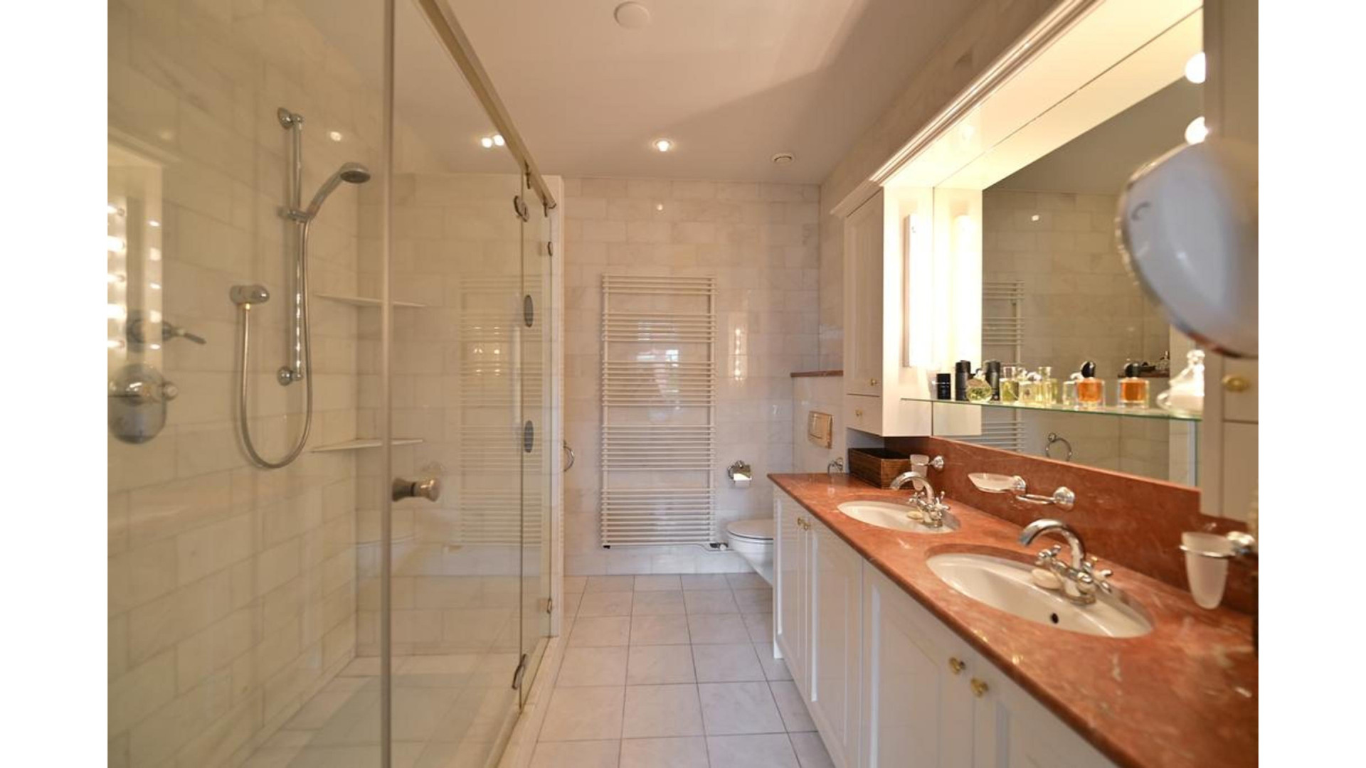André van Duin koopt dit luxe Gooische appartement. Zie foto’s 9