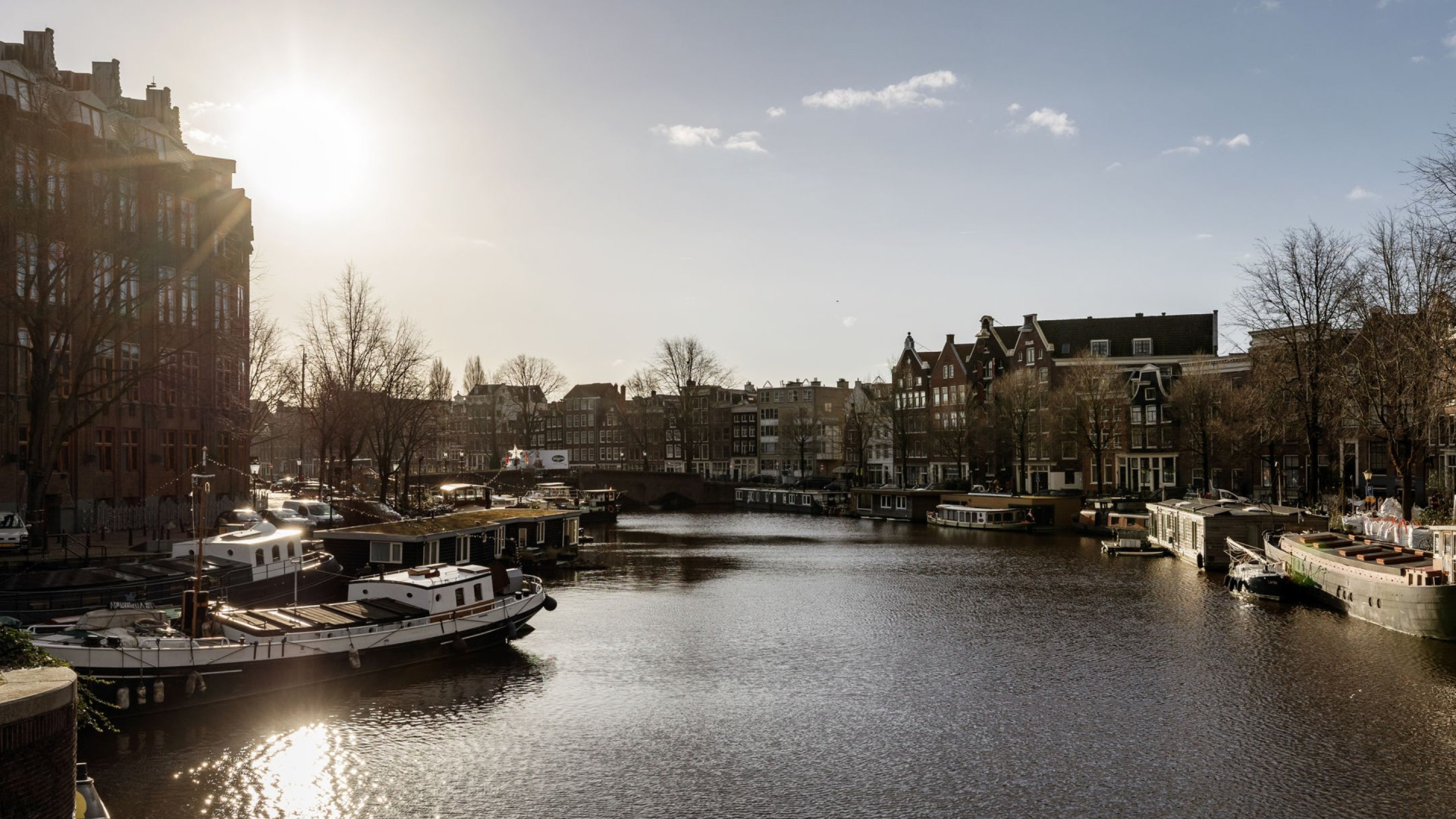 Alain Clark koopt dit schitterende appartement in het historische centrum van Amsterdam. Zie foto’s 10