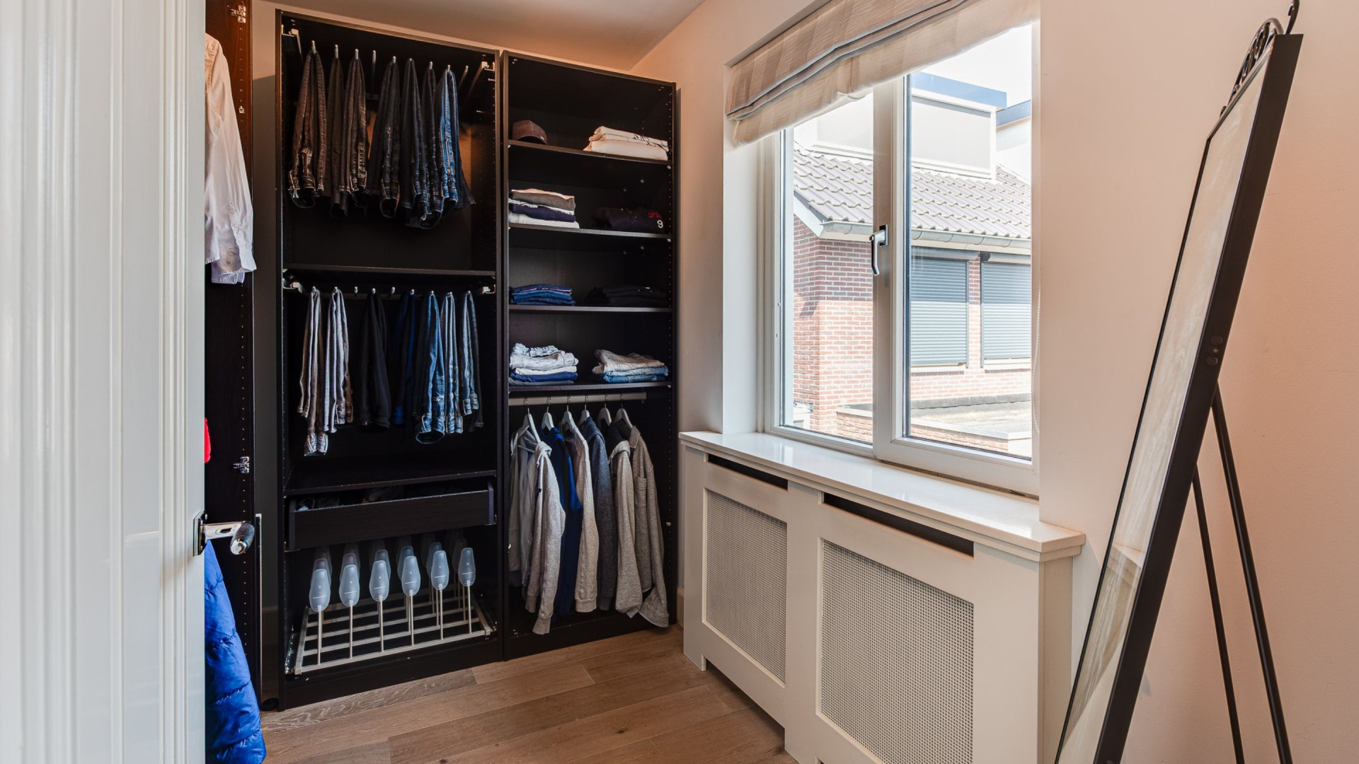 Minnaar Jamie Kames, ex van Steven Kazàn, zet ineens zijn woning te koop. Zie foto’s 8