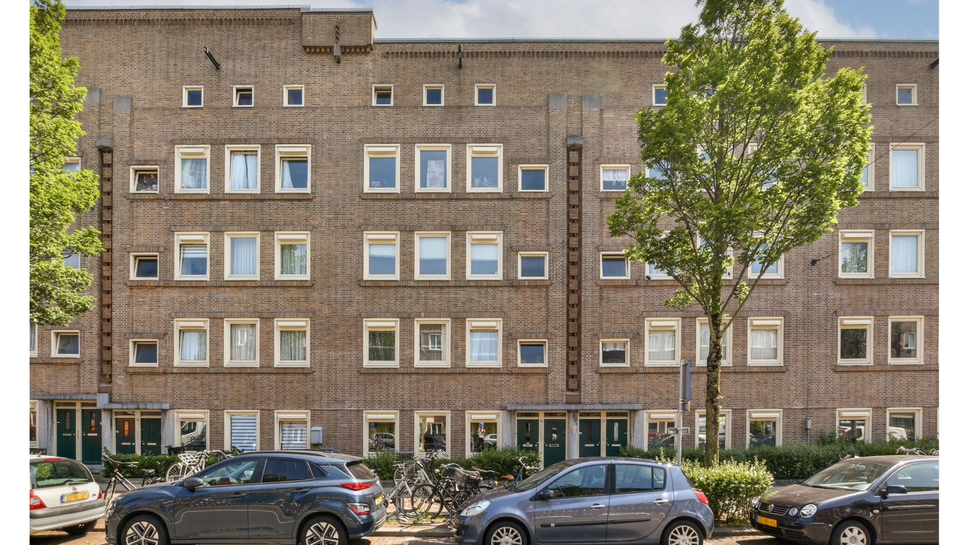 Augurken koning Oos Kesbeke zet zijn Amsterdamse benedenwoning te koop, Zie foto’s 2