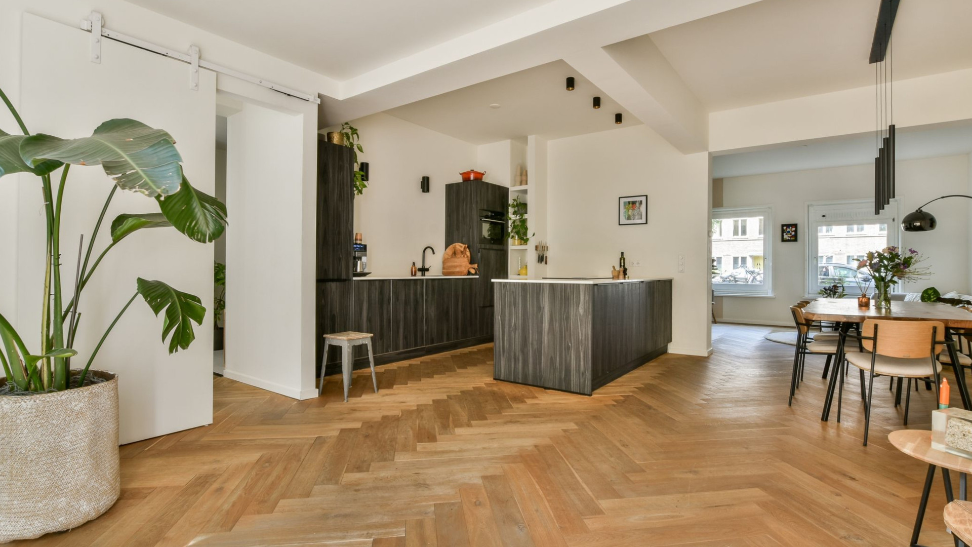 Augurken koning Oos Kesbeke zet zijn Amsterdamse benedenwoning te koop, Zie foto’s 5