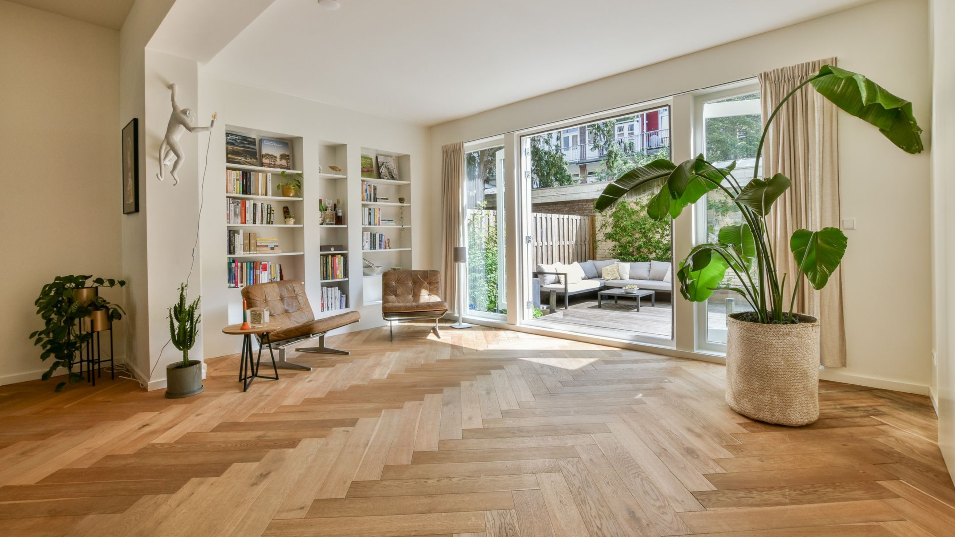 Augurken koning Oos Kesbeke zet zijn Amsterdamse benedenwoning te koop, Zie foto’s 6