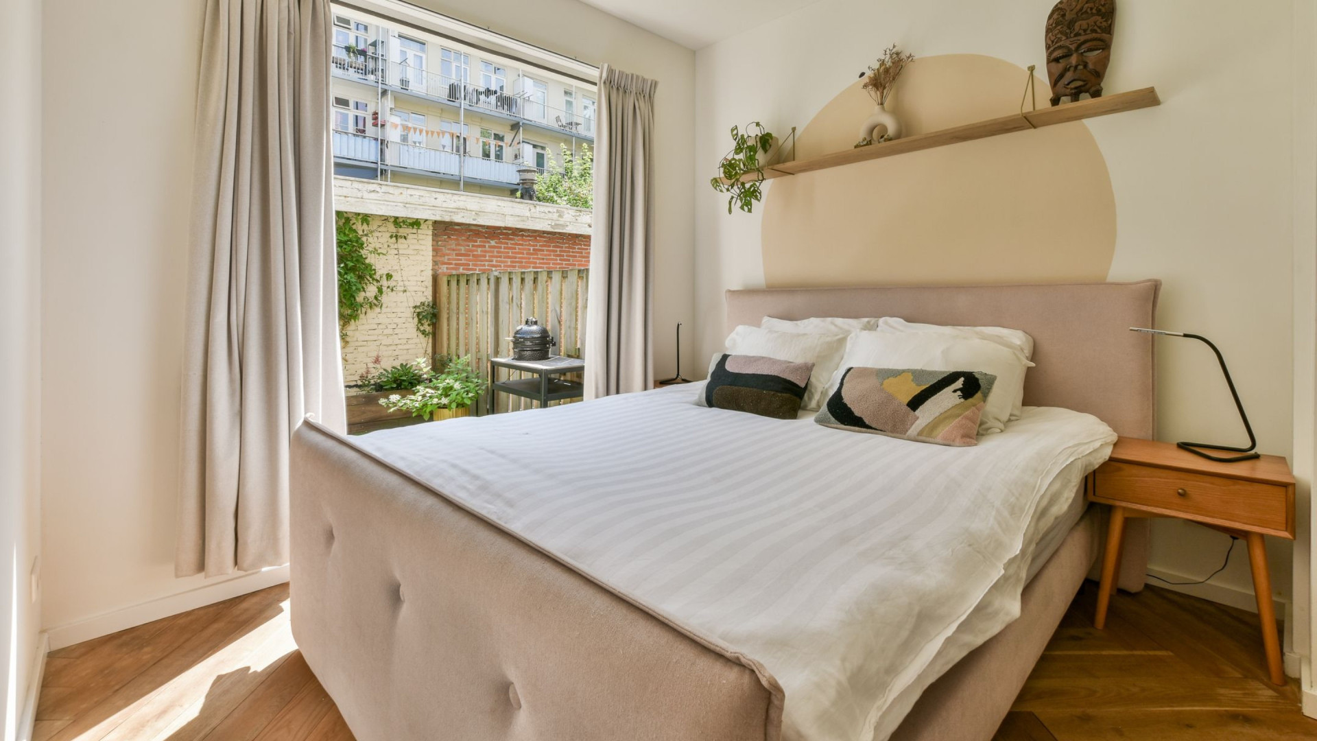 Augurken koning Oos Kesbeke zet zijn Amsterdamse benedenwoning te koop, Zie foto’s 7