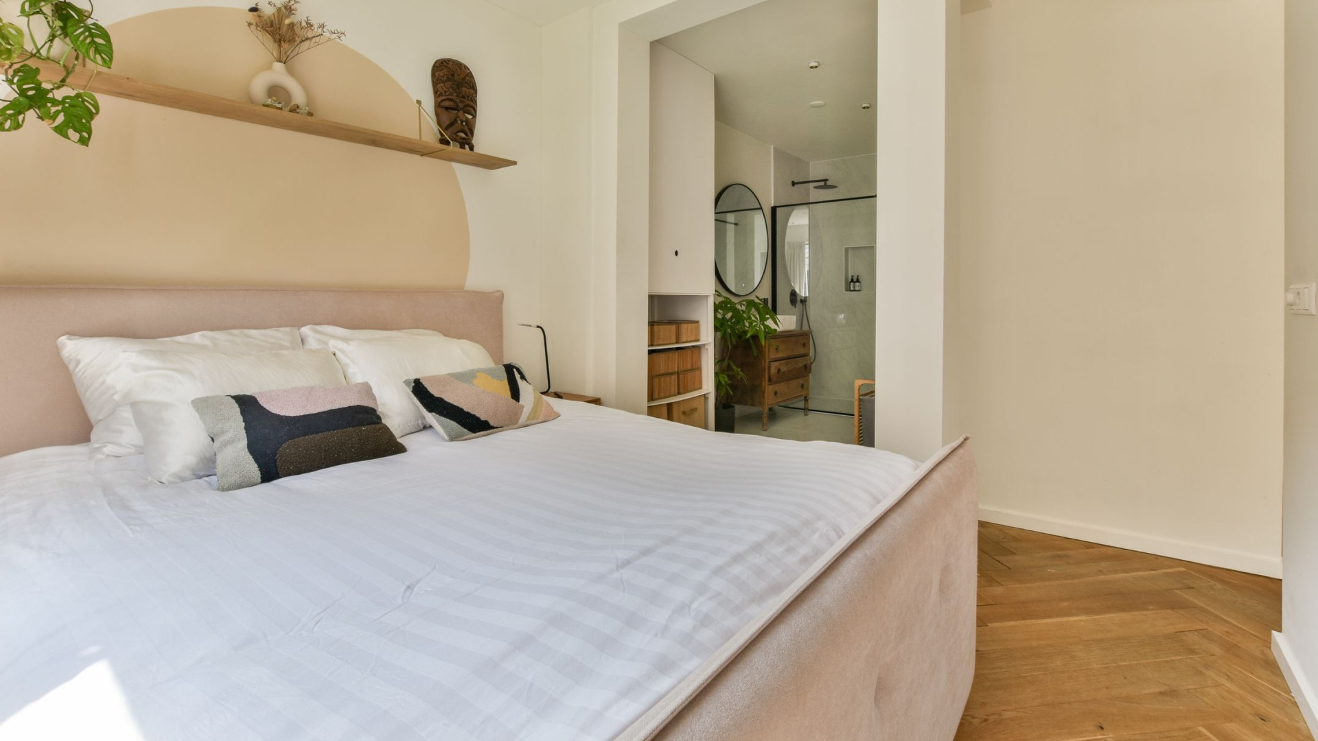 Augurken koning Oos Kesbeke zet zijn Amsterdamse benedenwoning te koop, Zie foto’s 8