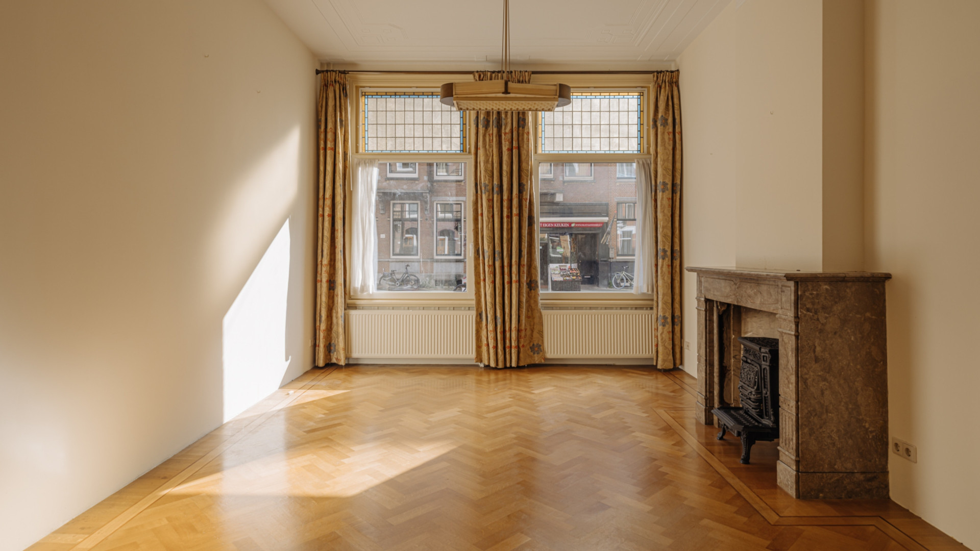 Daan Schuurmans koopt een prachtig en karakteristiek benedenhuis in Amsterdam Zuid. Zie foto's 4