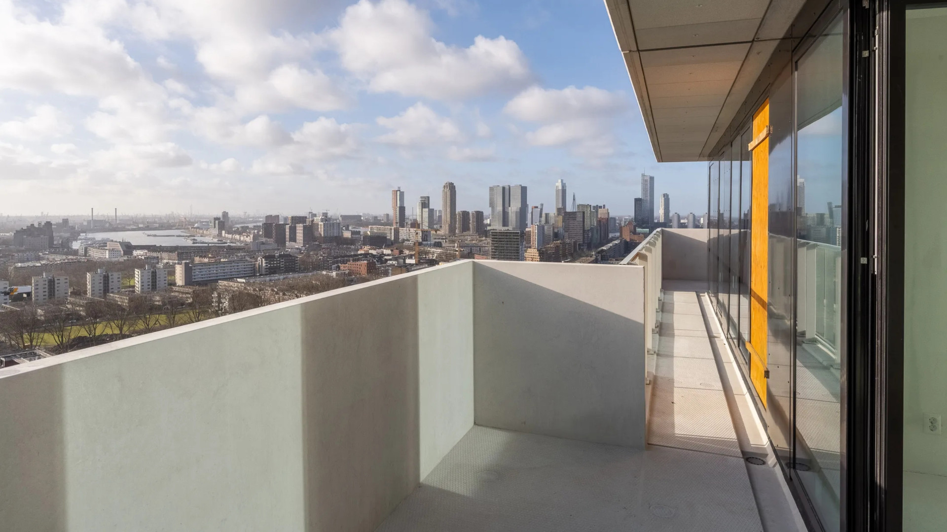 Voetballer Lutsharel Geertruida koopt dit waanzinnige penthouse met fantastisch uitzicht in Rotterdam 7