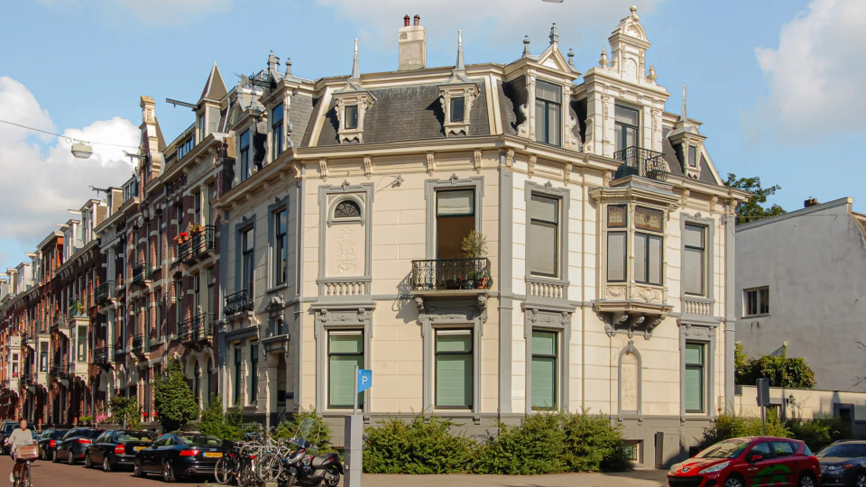 Deze BN’er zet zijn pand met zeer dubieus verleden voor dikke zeven miljoen euro te koop. Zie foto’s
