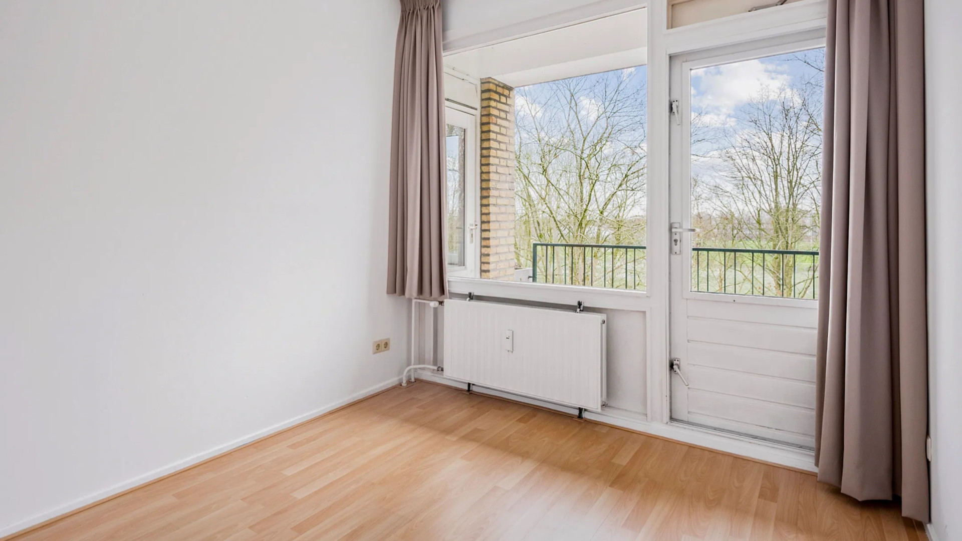 Isa Hoes moet gedwongen haar appartement in Amstelveen verkopen. Zie foto’s 8