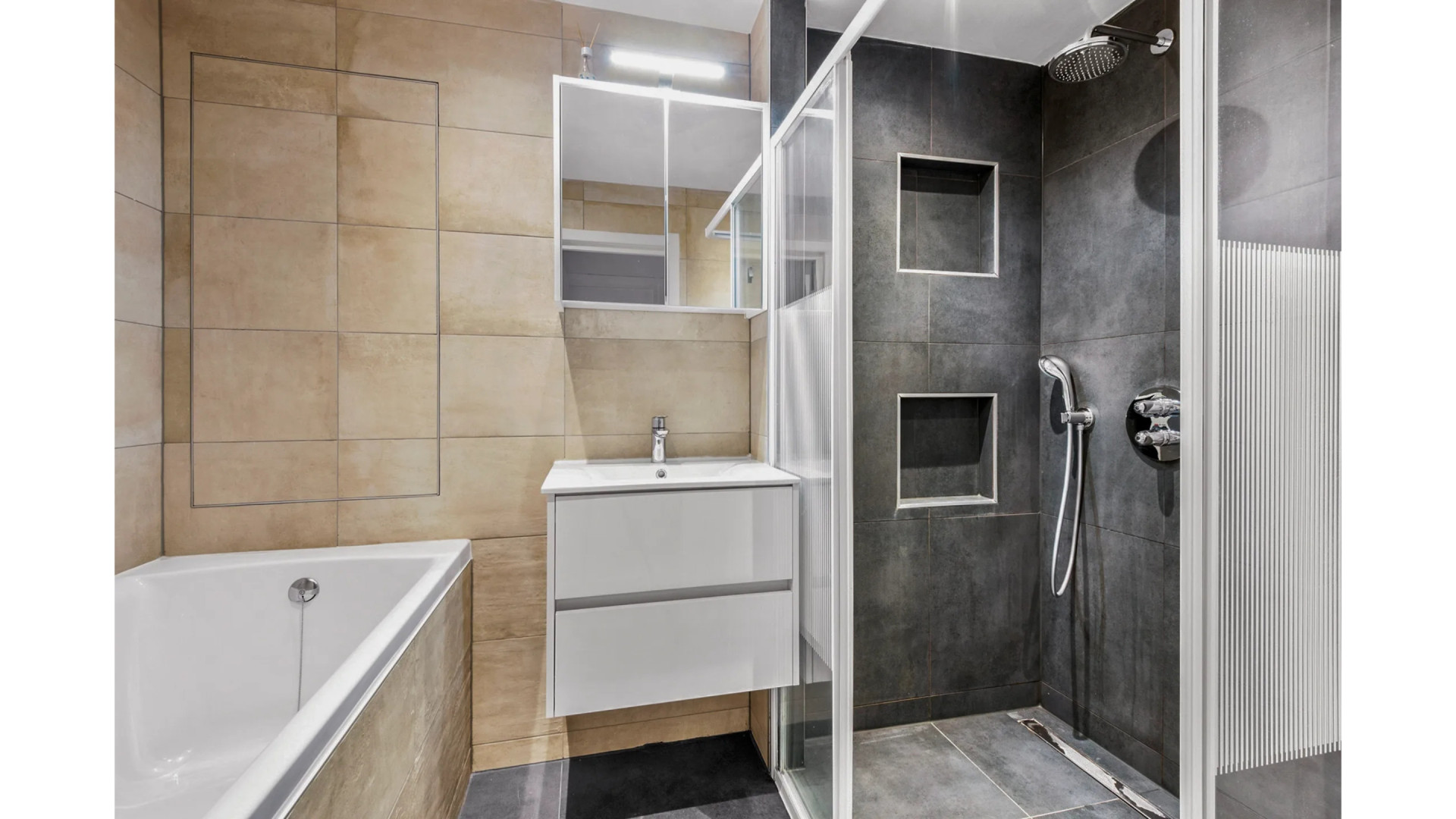 Isa Hoes moet gedwongen haar appartement in Amstelveen verkopen. Zie foto’s 9