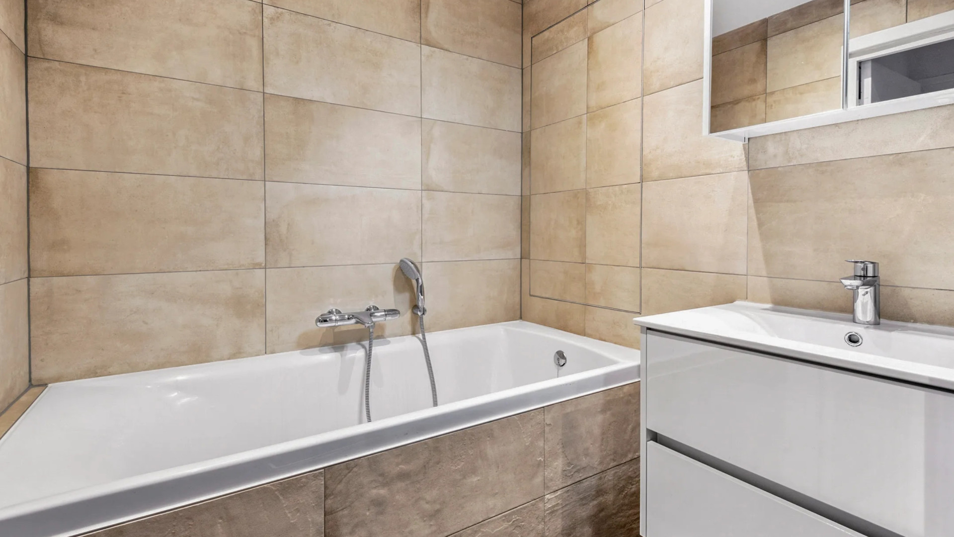 Isa Hoes moet gedwongen haar appartement in Amstelveen verkopen. Zie foto’s 10