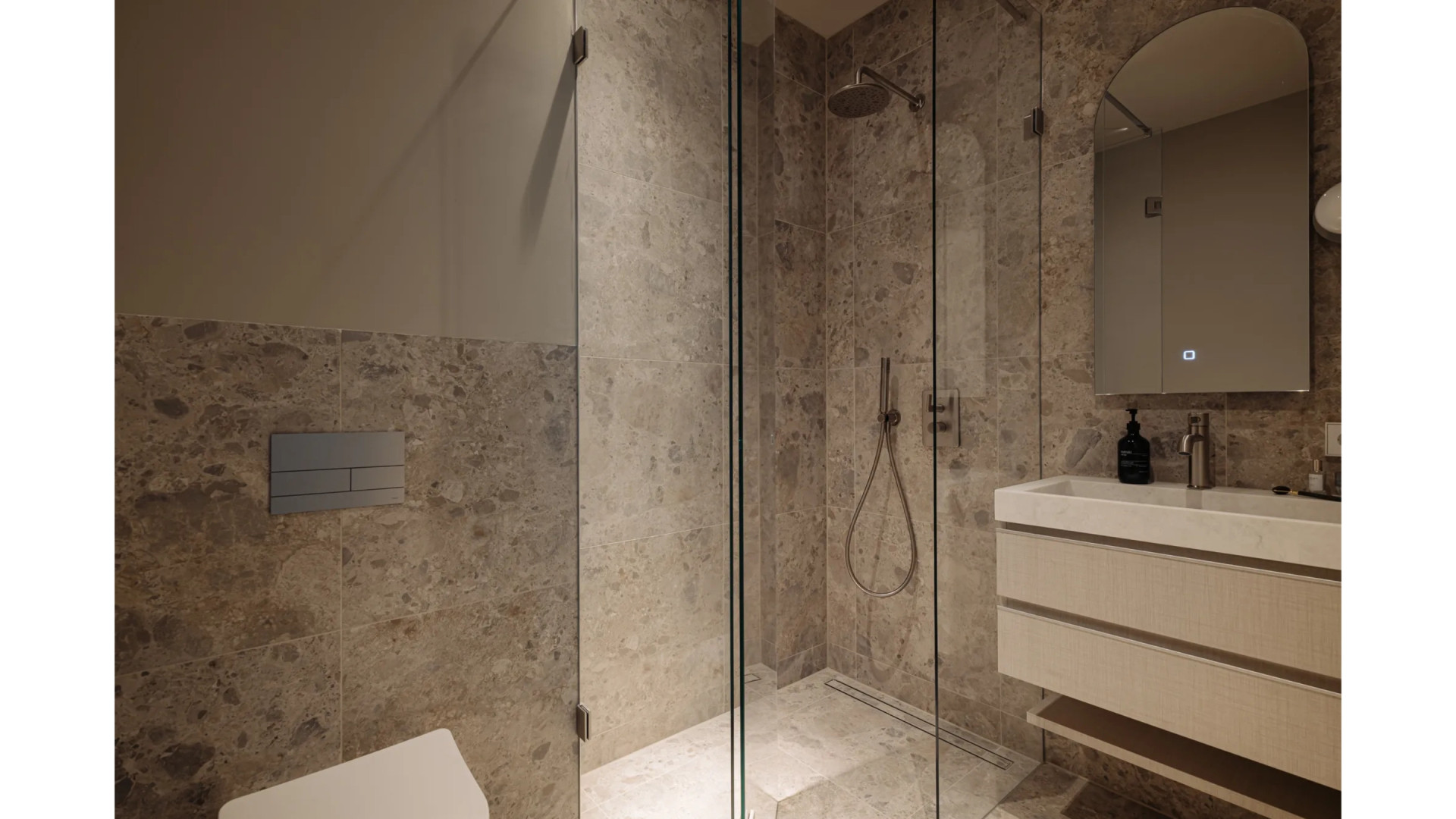 Frank Rijkaard zet zijn zeer luxe topappartement met privé lift te koop. Zie foto’s 8