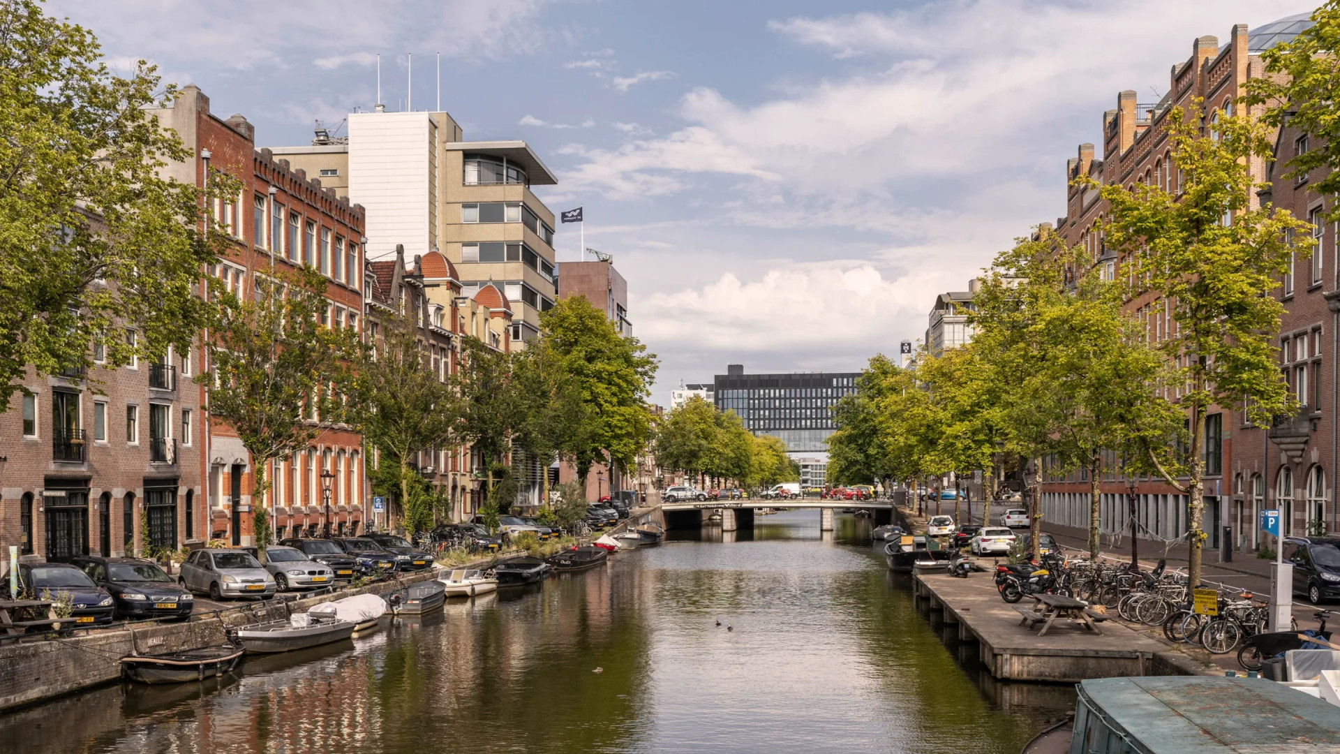 Peter van der Vorst zet zijn Amsterdamse optrekje in de verkoop. Zie foto’s 2