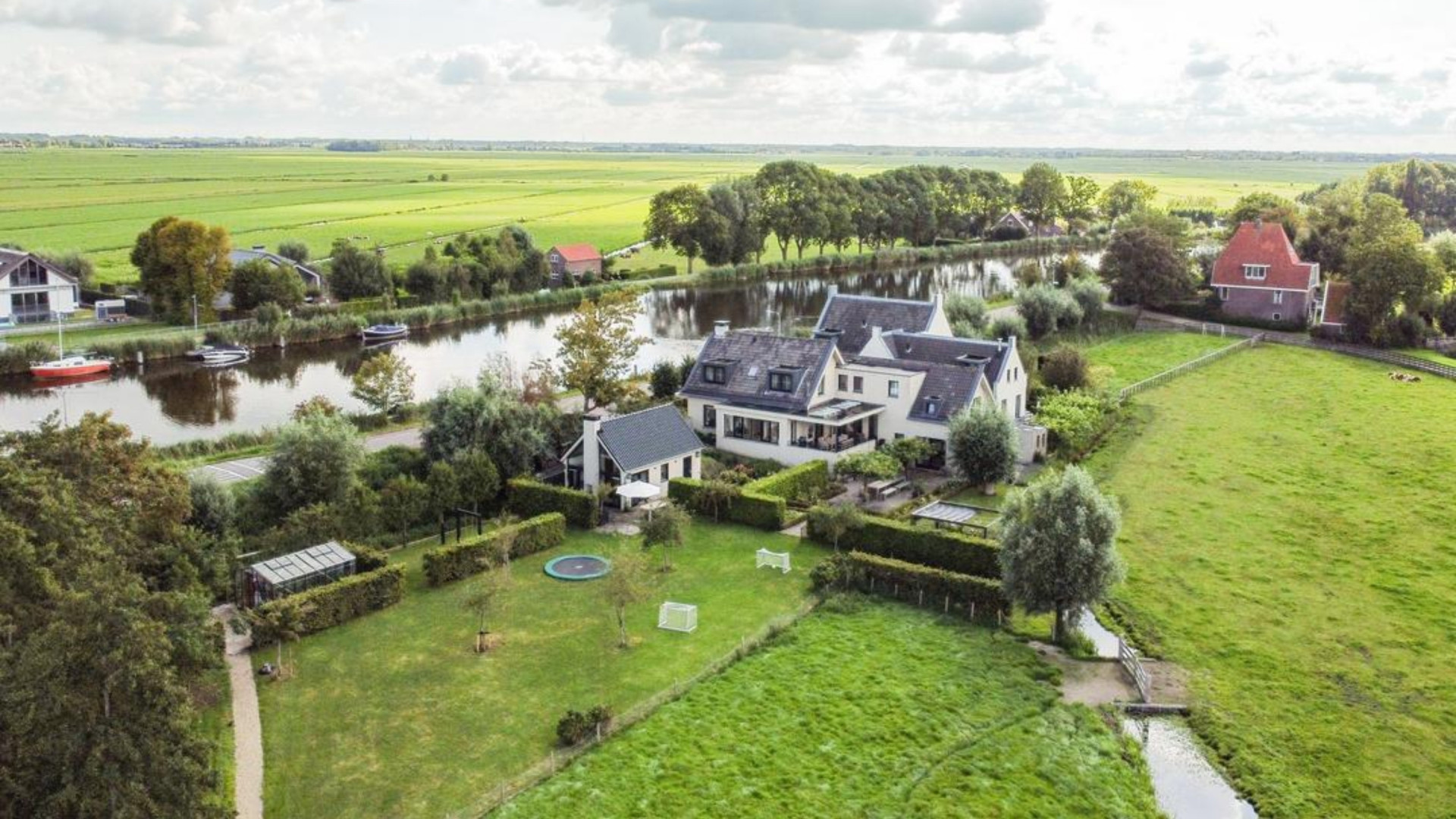 Influencer Vita Cleo Boers koopt indrukwekkende villa aan de Amstel. Zie foto’s 2